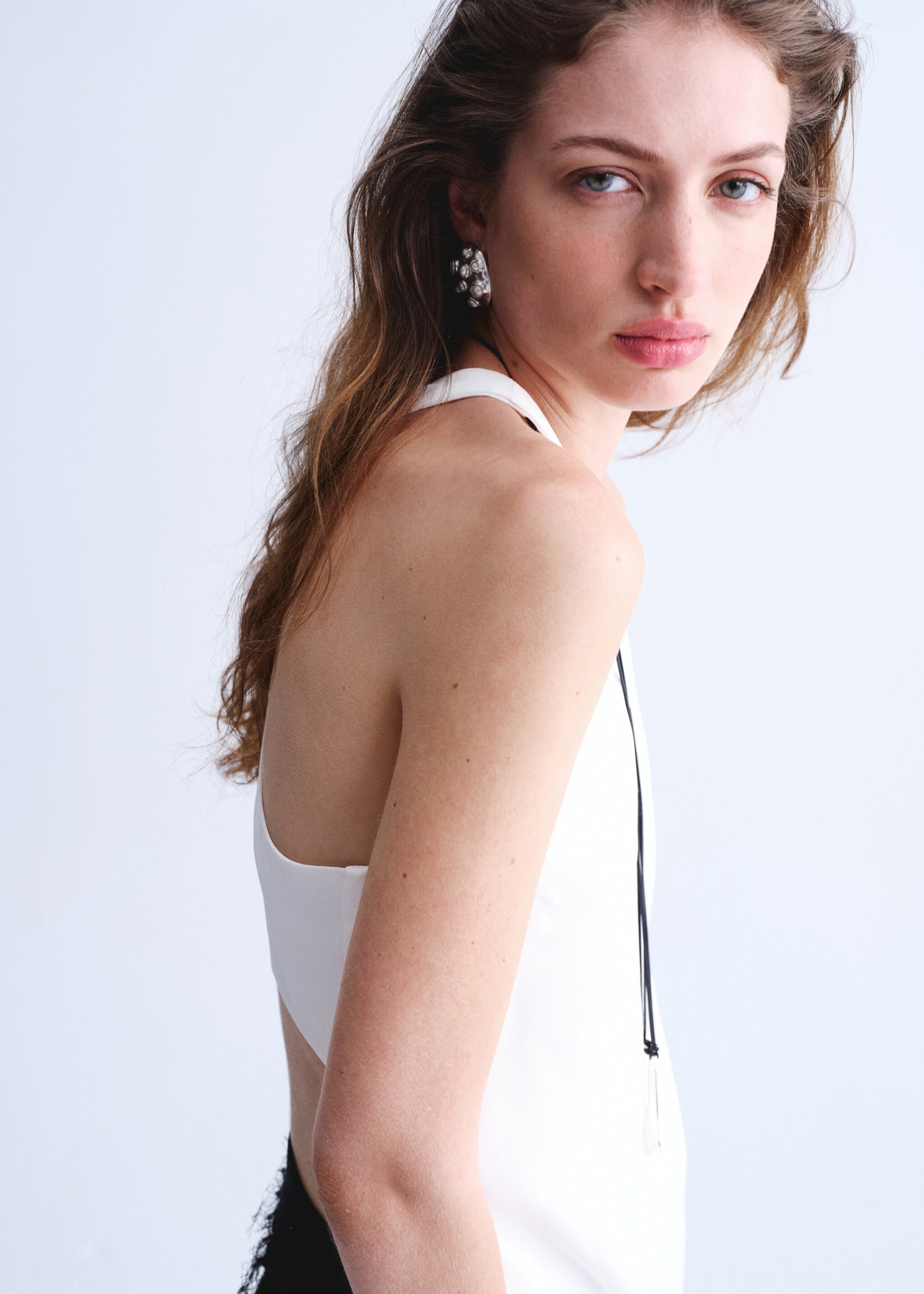 Long blouse with open back - Details of the article 6, Off White. Ref: 27077798-00.