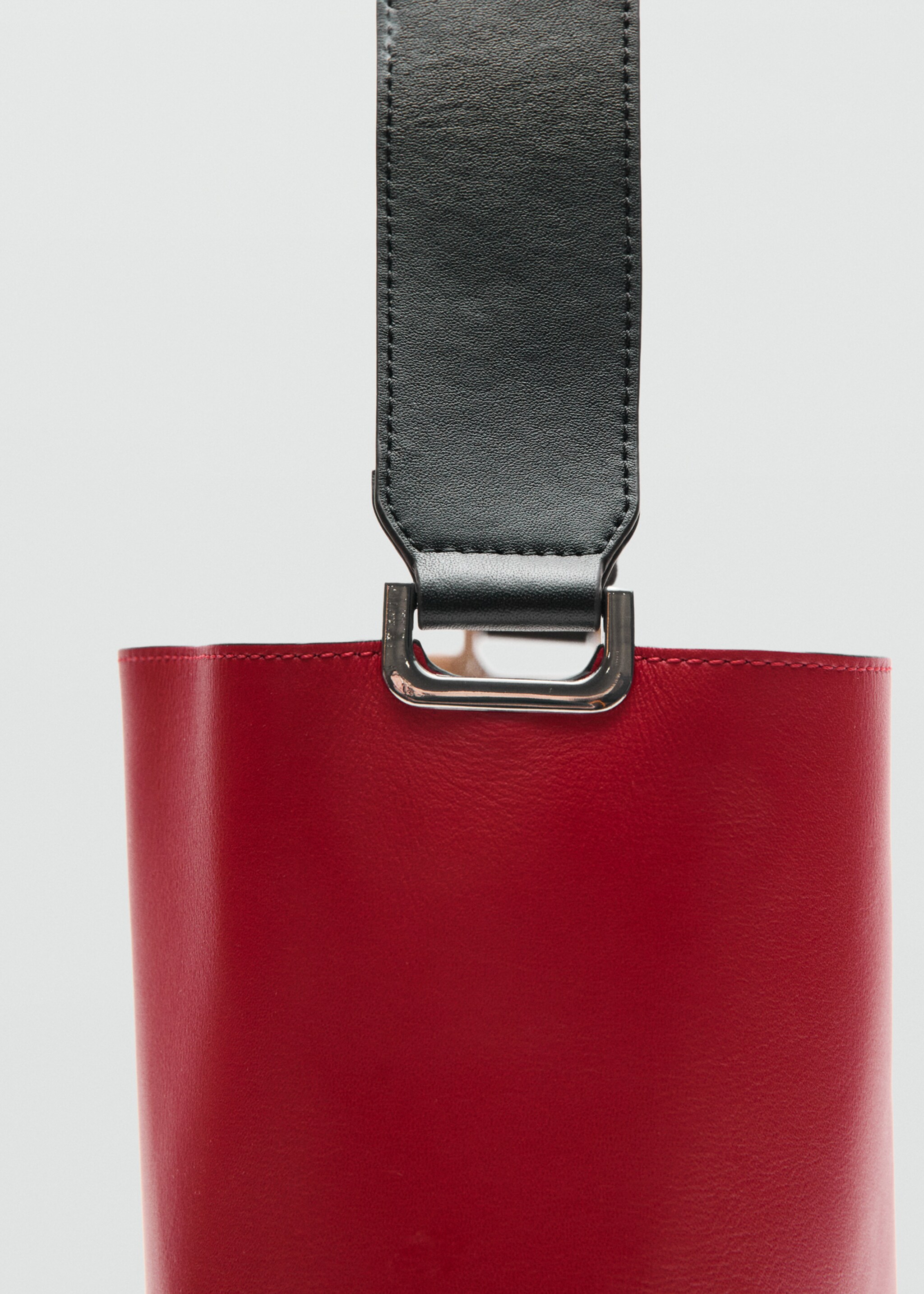 Bicolour leather bucket bag - Details of the article 2, Red. Ref: 27077800-00.