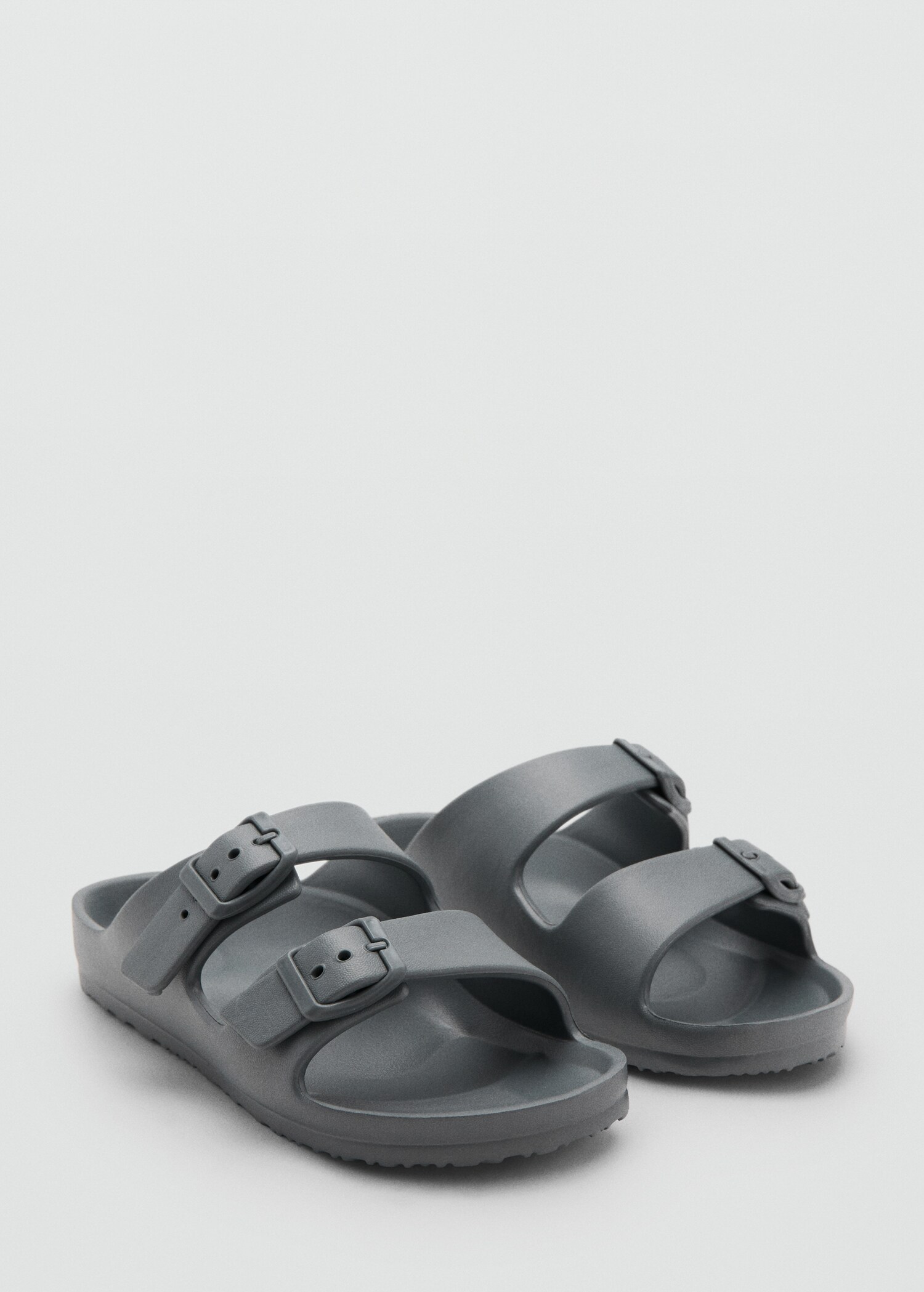 Sandalia engomada hebillas - Plano medio