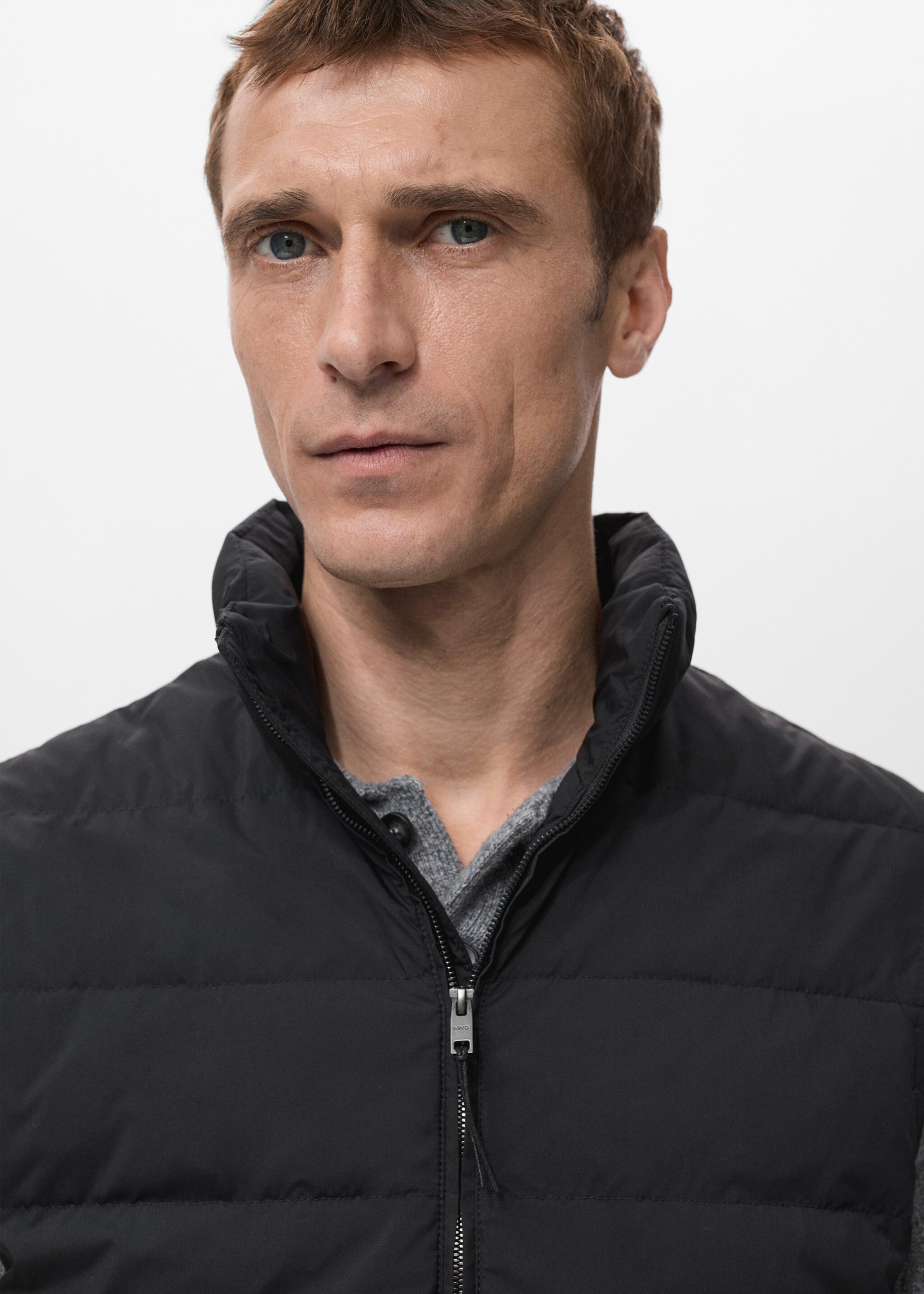 Gilet matelassé rembourrage duvet et plumes - Détail de l'article 1, Noir. Ref: 27081173-00.