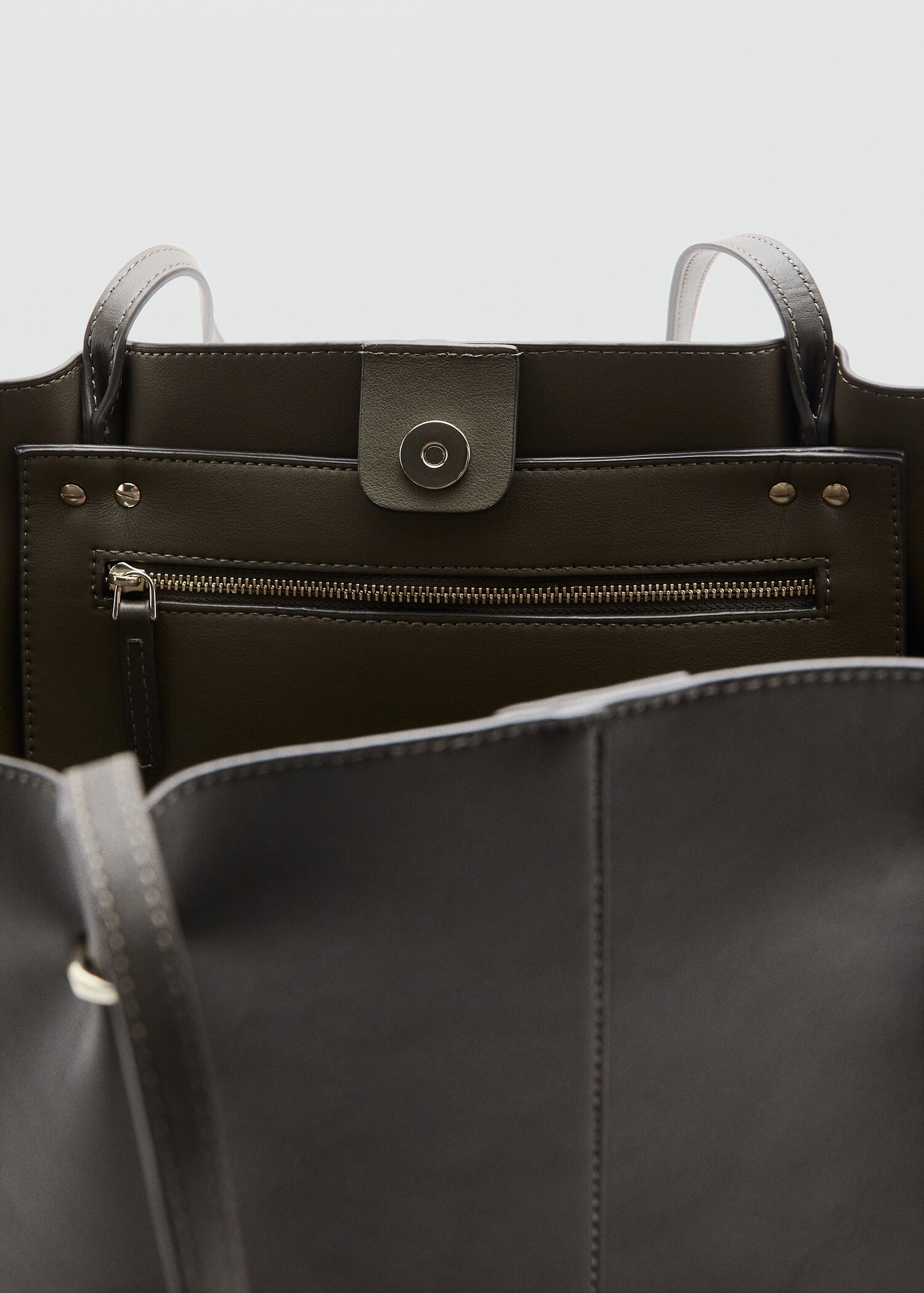 Shopper-Tasche mit Metalldetails - Detail des Artikels 2