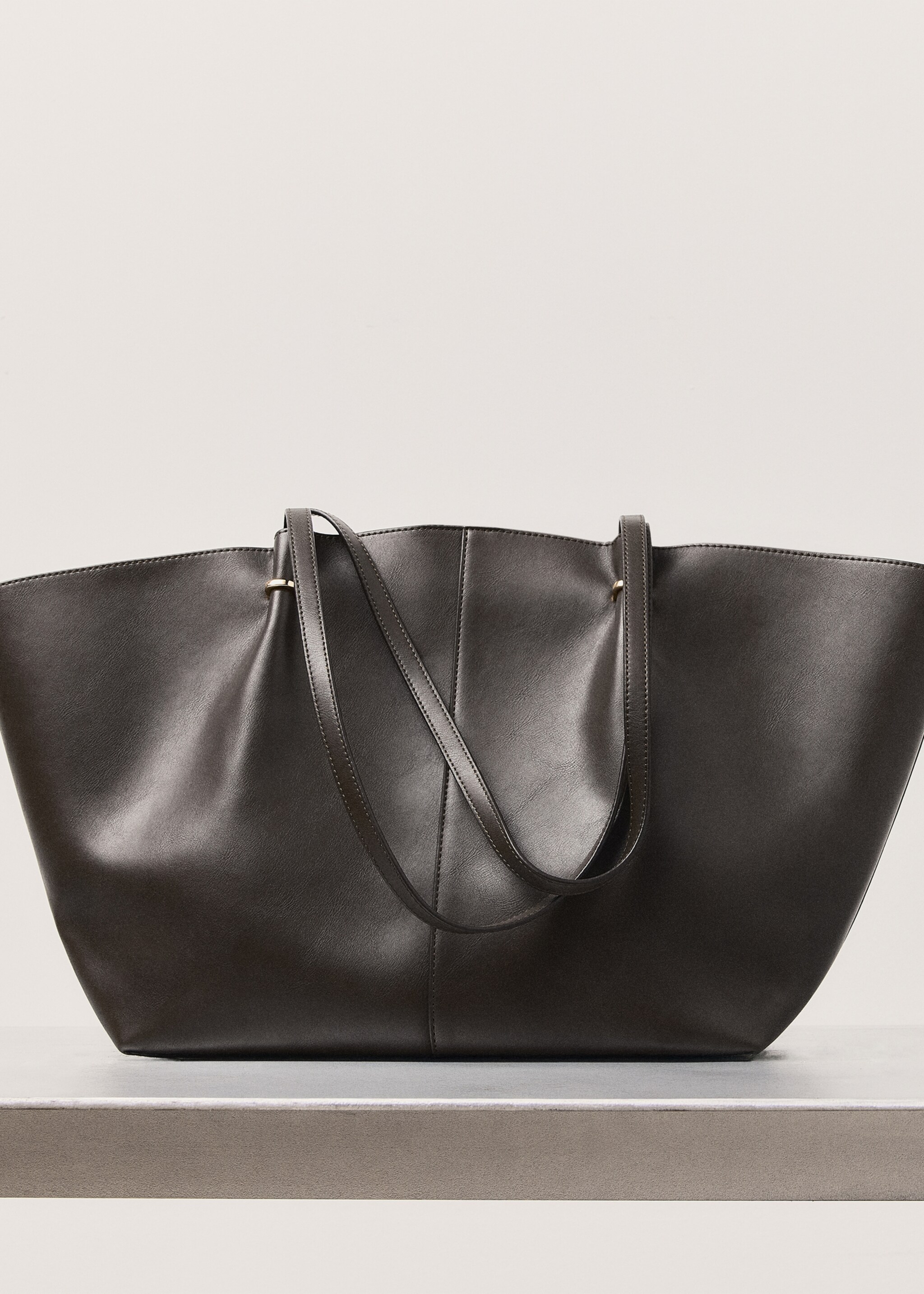 حقيبة شوبير بتفاصيل معدنية - تفاصيل المنتج 6, أسمر ضارب إلى الصفرة. Ref: 27081189-00.