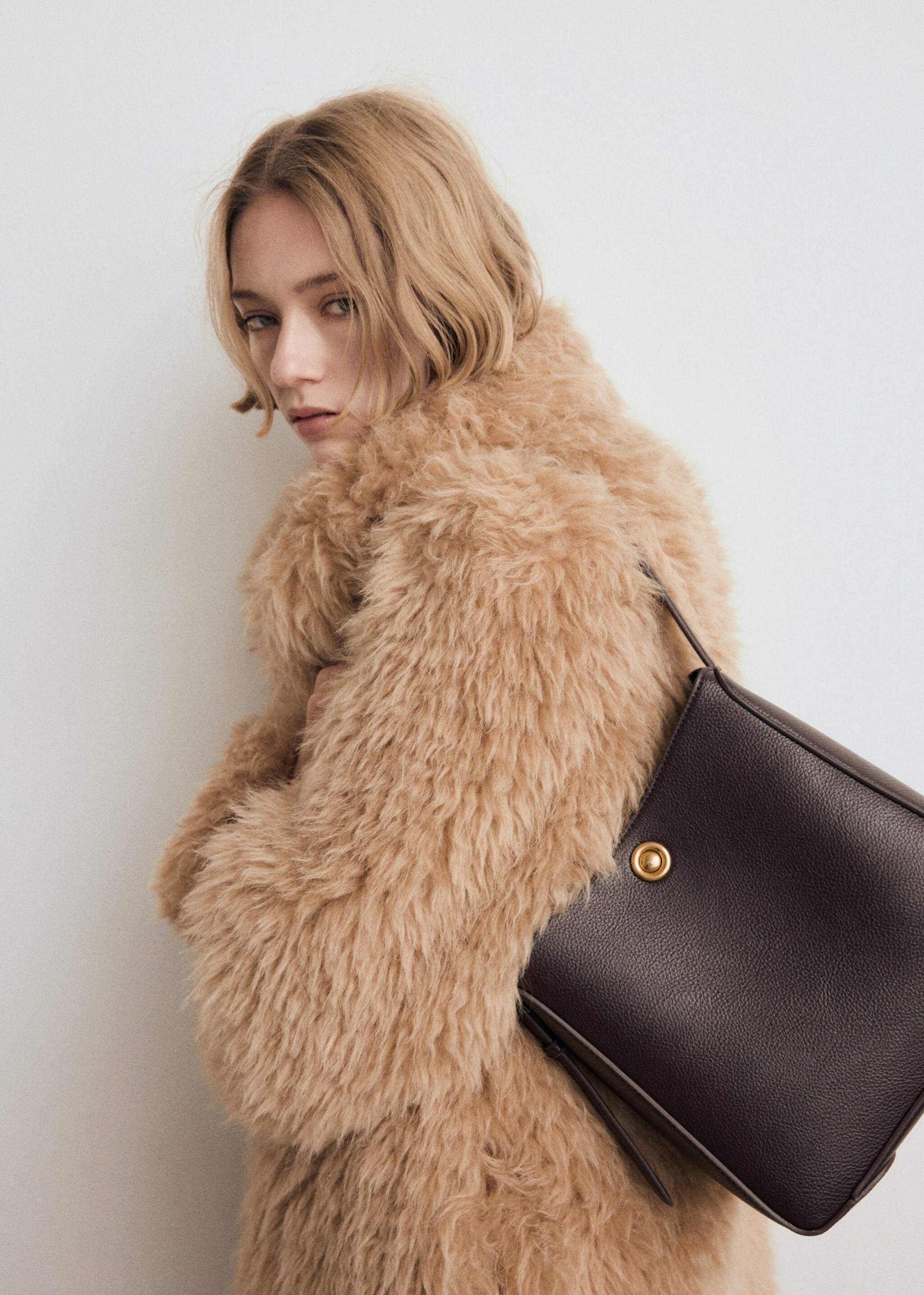 Medium bucket bag with metal detail - Details of the article 9, Chocolate. Ref: 27081196-00.