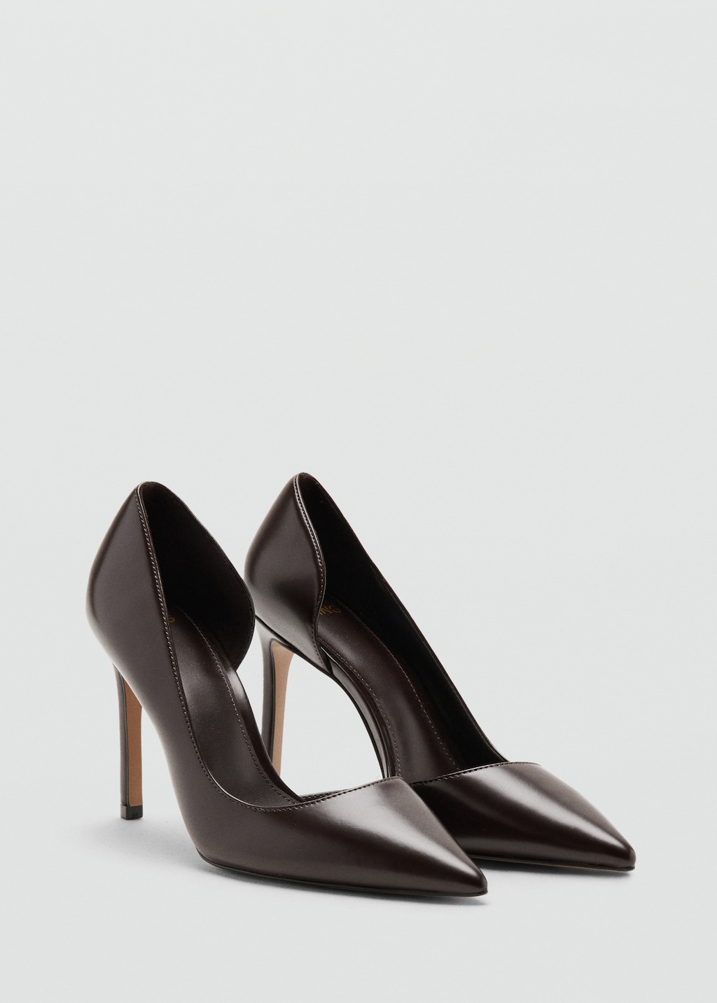 Asymmetrical heeled shoes