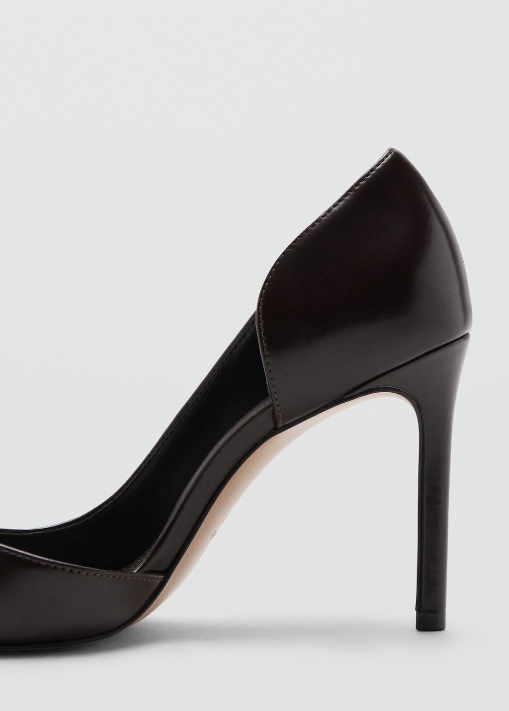 Asymmetrical heeled shoes