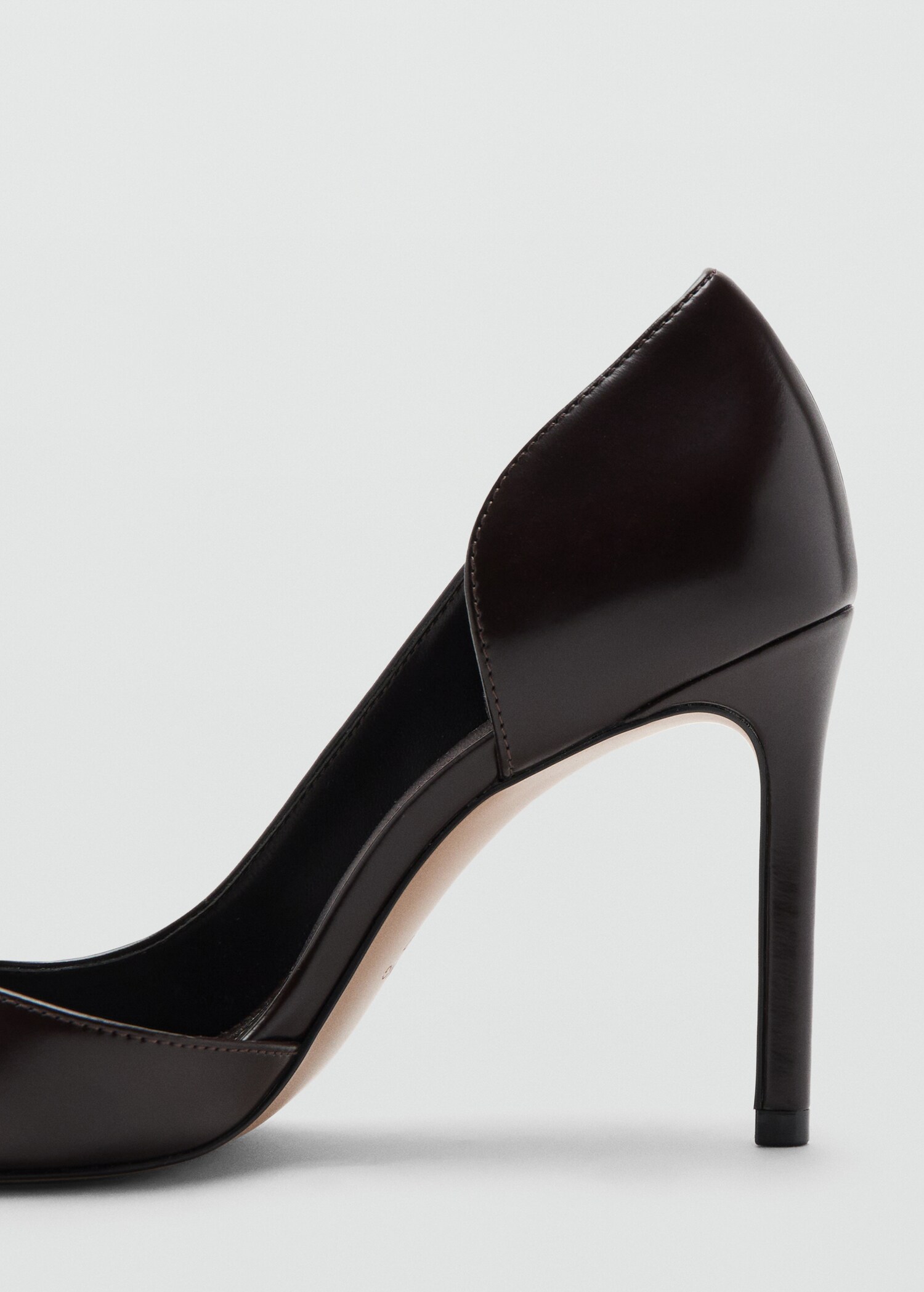 Asymmetrical heeled shoes - Details of the article 1