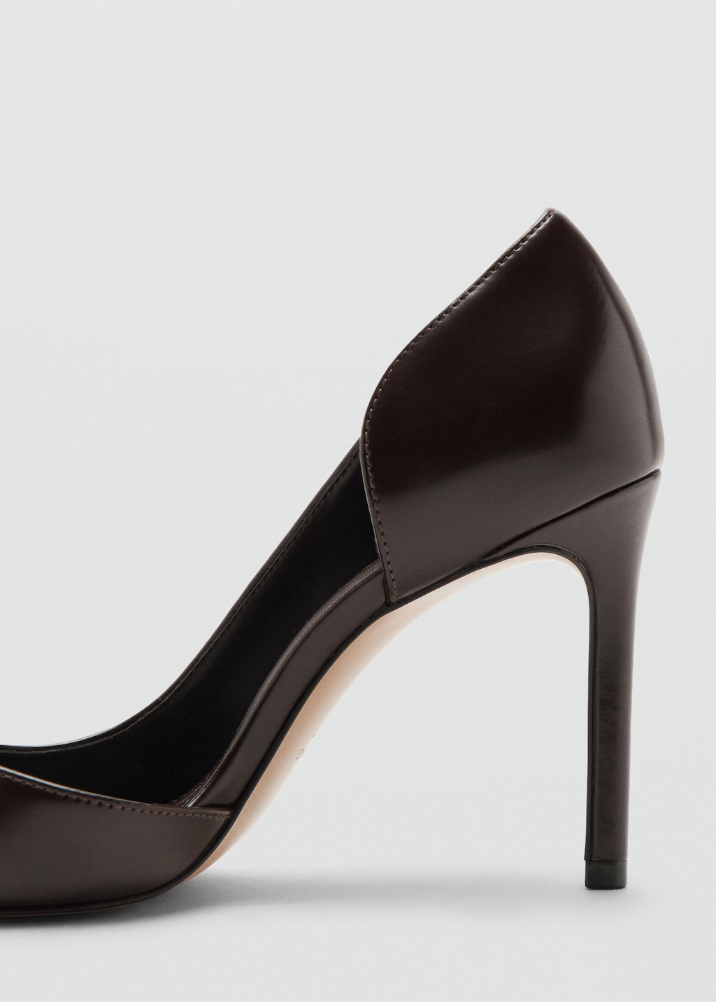 Asymmetrical heeled shoes