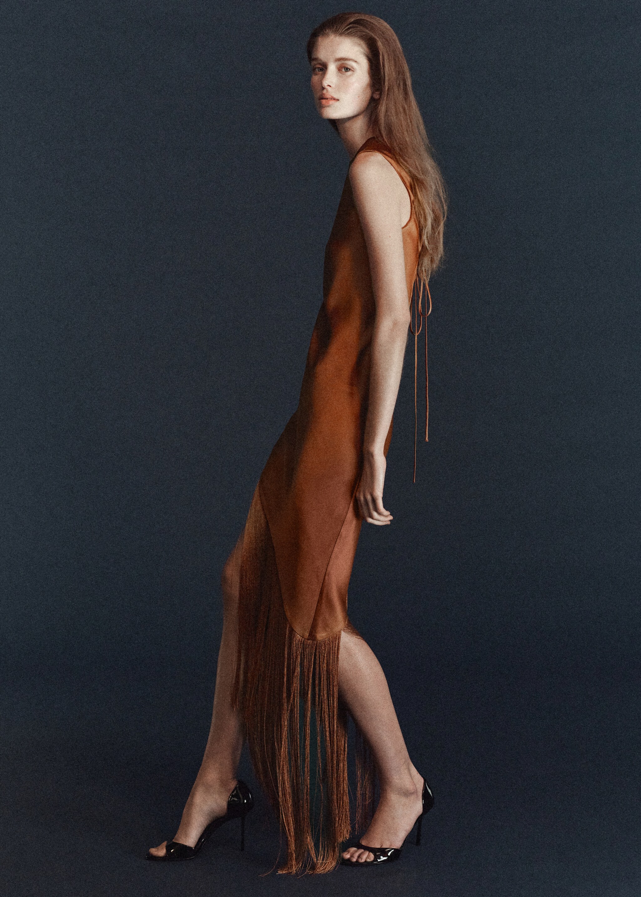 Asymmetrische satijnen jurk met franjes - Middenvlak, Karamel. Ref: 27081211-00.