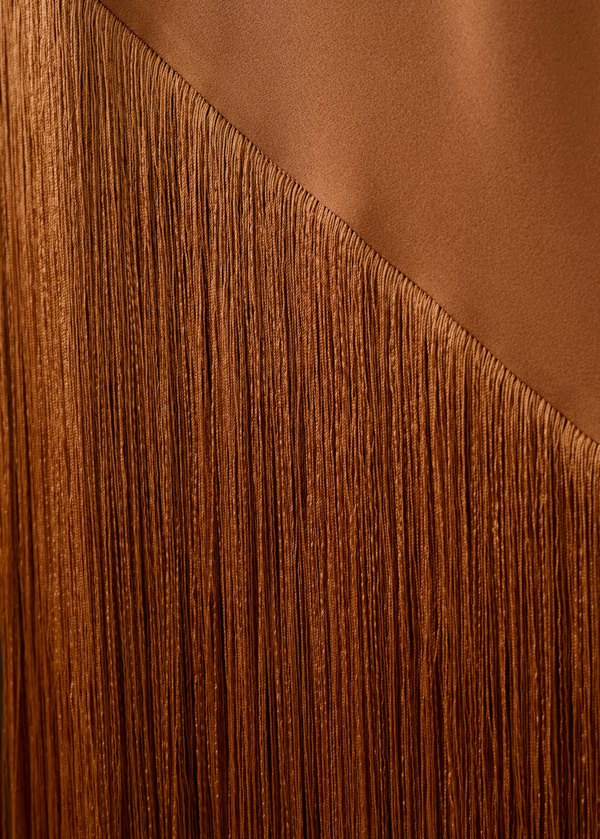 Asymmetrische satijnen jurk met franjes - Detail van het artikel 0, Karamel. Ref: 27081211-00.