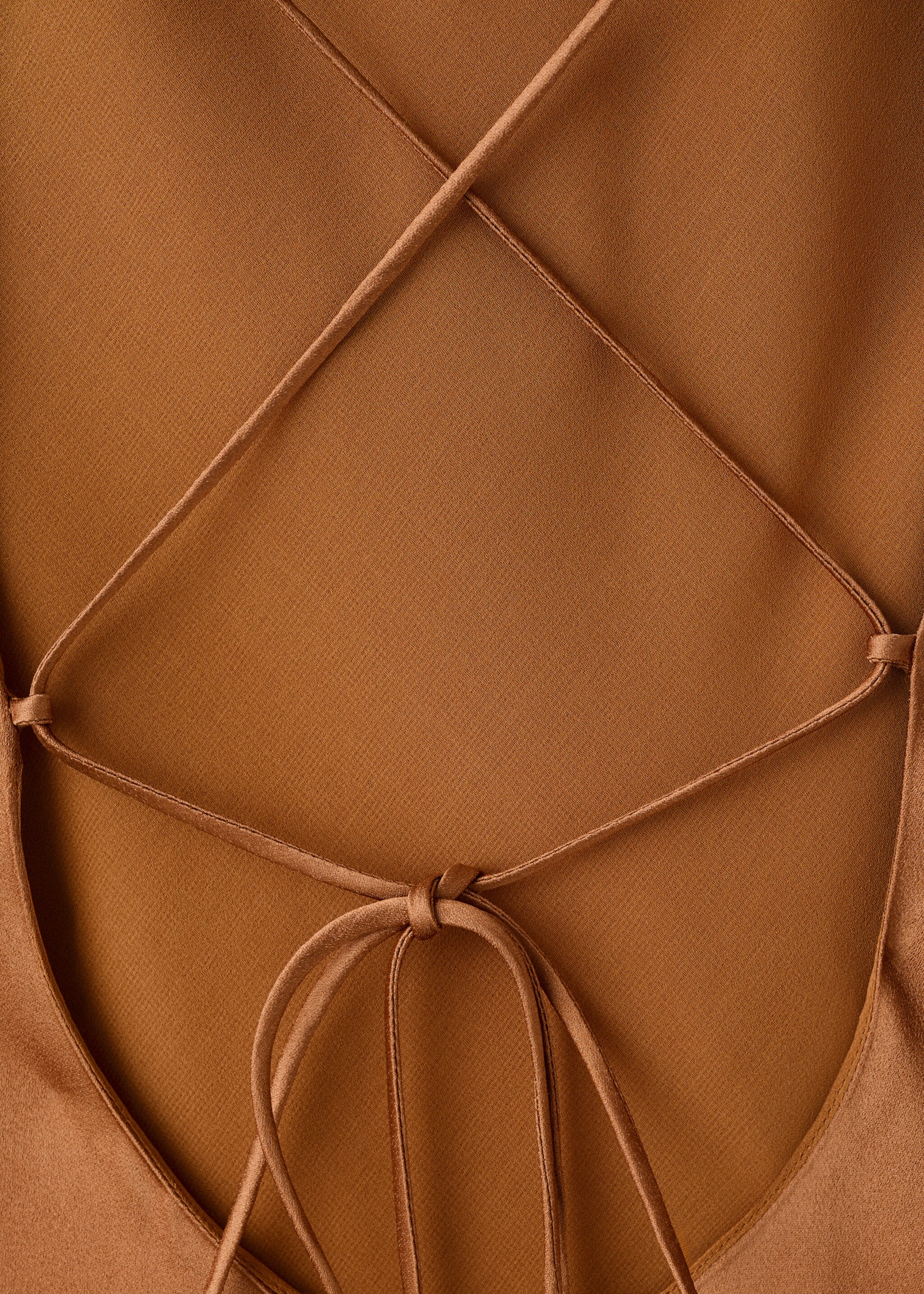 Asymmetrische satijnen jurk met franjes - Detail van het artikel 8, Karamel. Ref: 27081211-00.