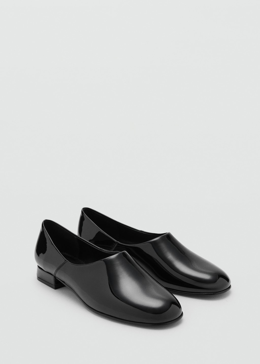 Patent leather flat shoes