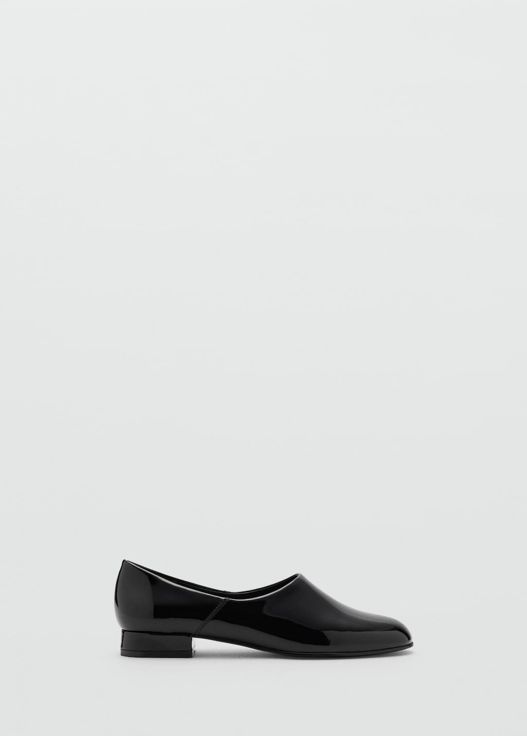 Patent leather flat shoes