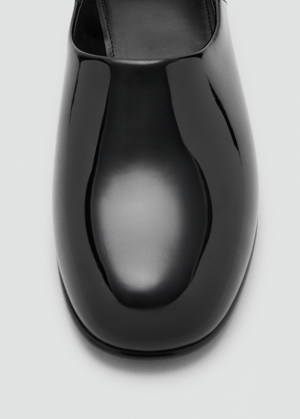 Patent leather flat shoes