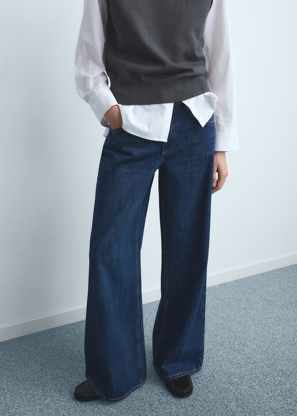 Low-rise wide-leg jeans
