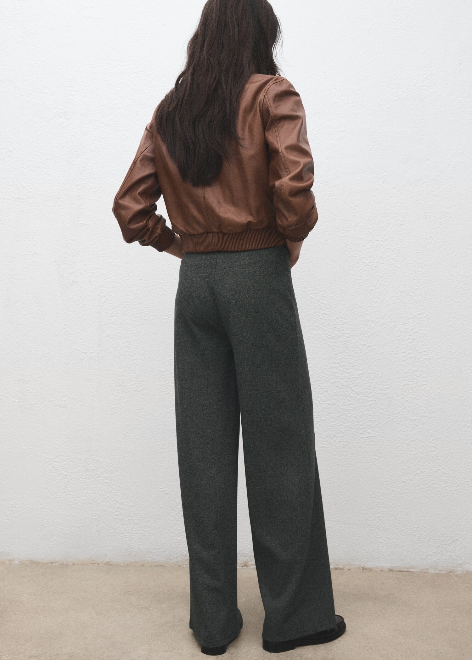 Straight-fit trousers with elastic waist - Reverse of the article