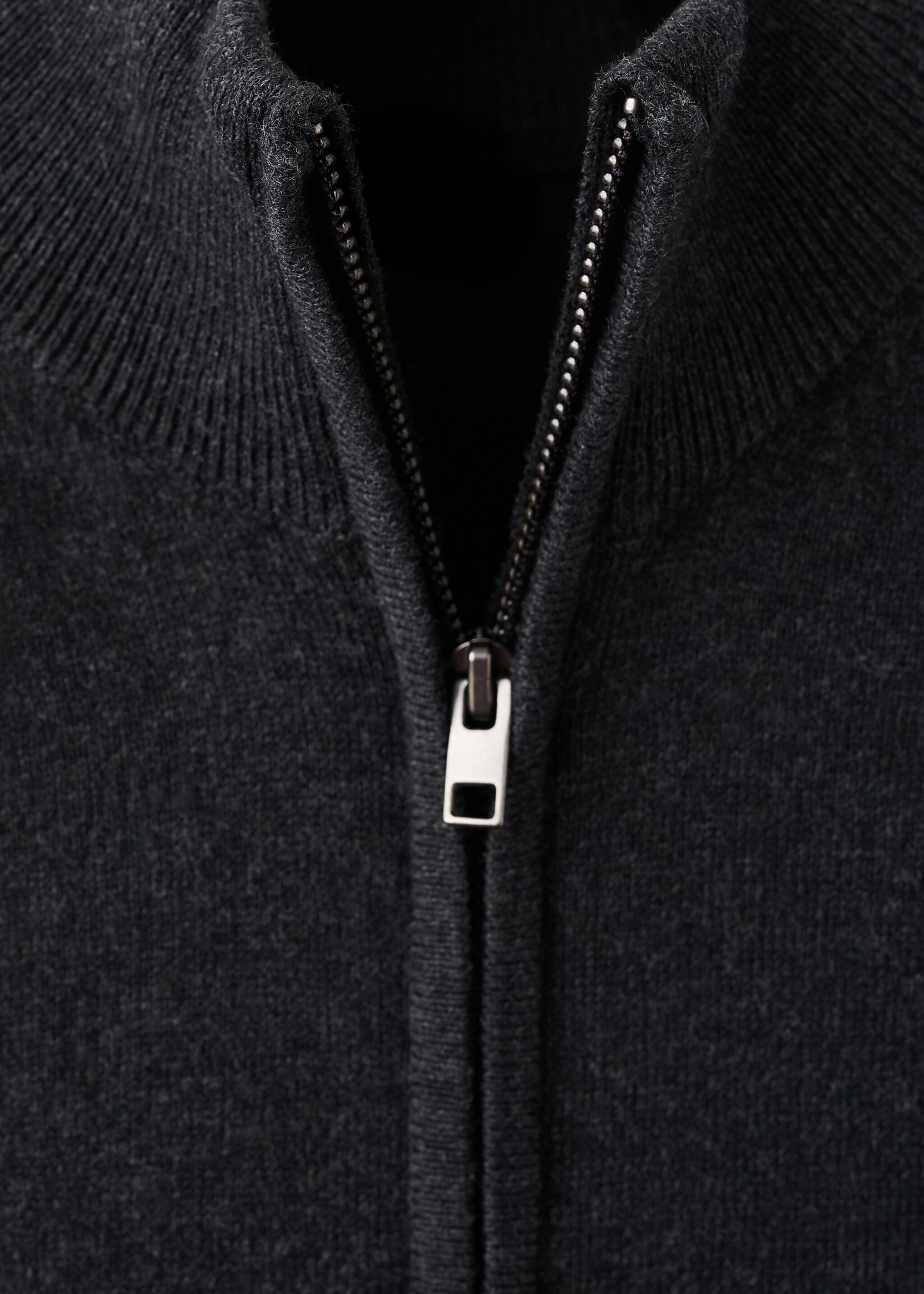 Zipped knit cardigan - Details of the article 8, Charcoal. Ref: 27081253-00.