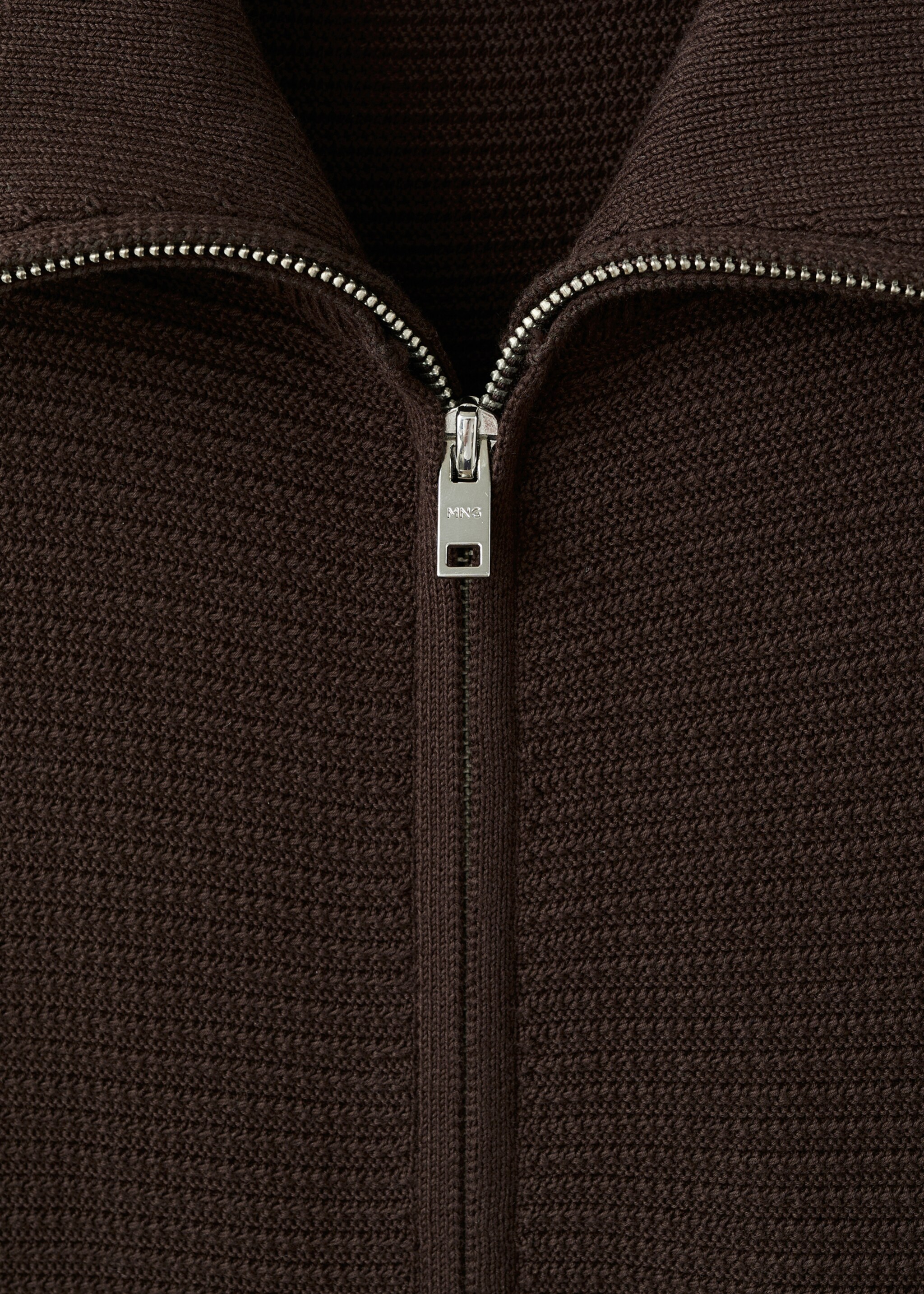 Structured knitted cardigan with zip - Details of the article 8, Chocolate. Ref: 27081259-00.