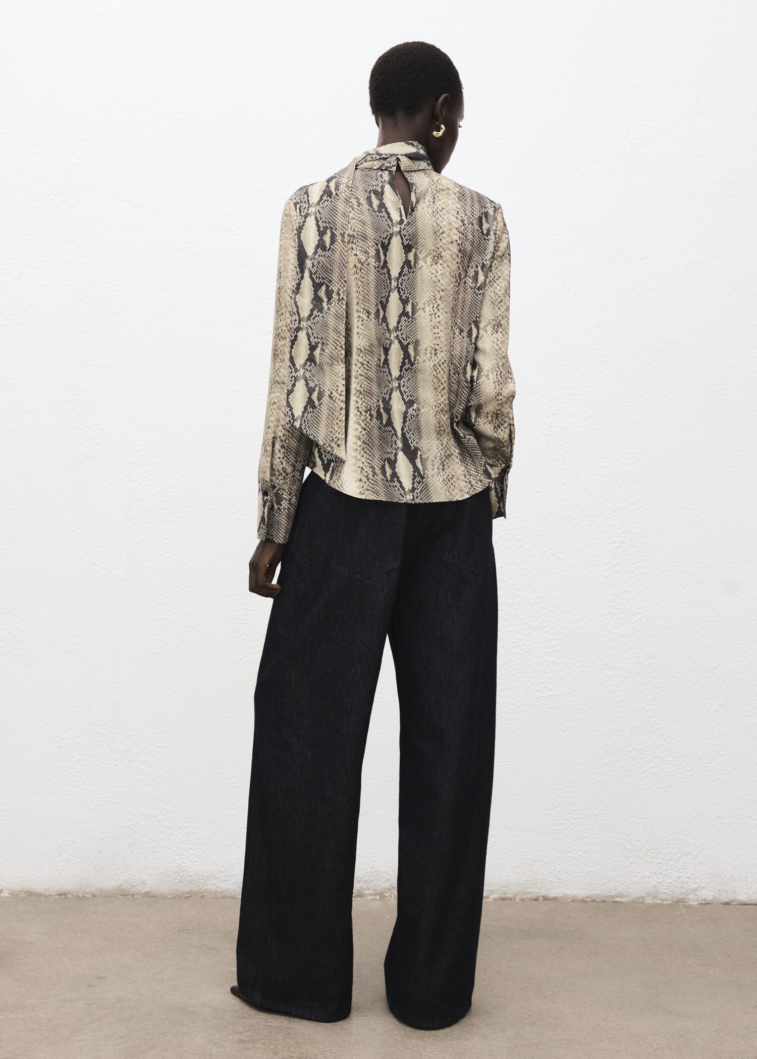 Blusa animal print fular - Reverso del artículo