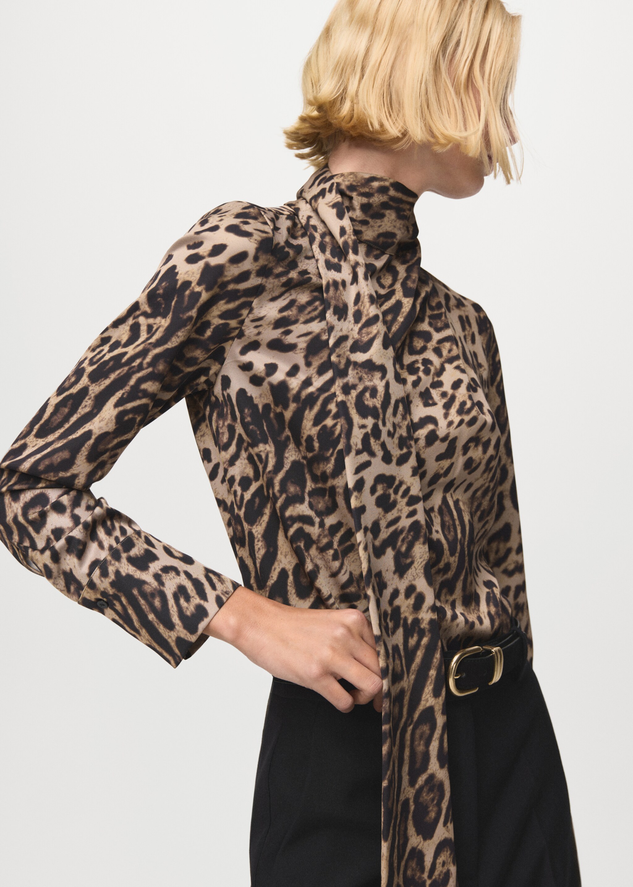Blusa animal print fular - Plano medio, Negro. Ref: 27081265-00.