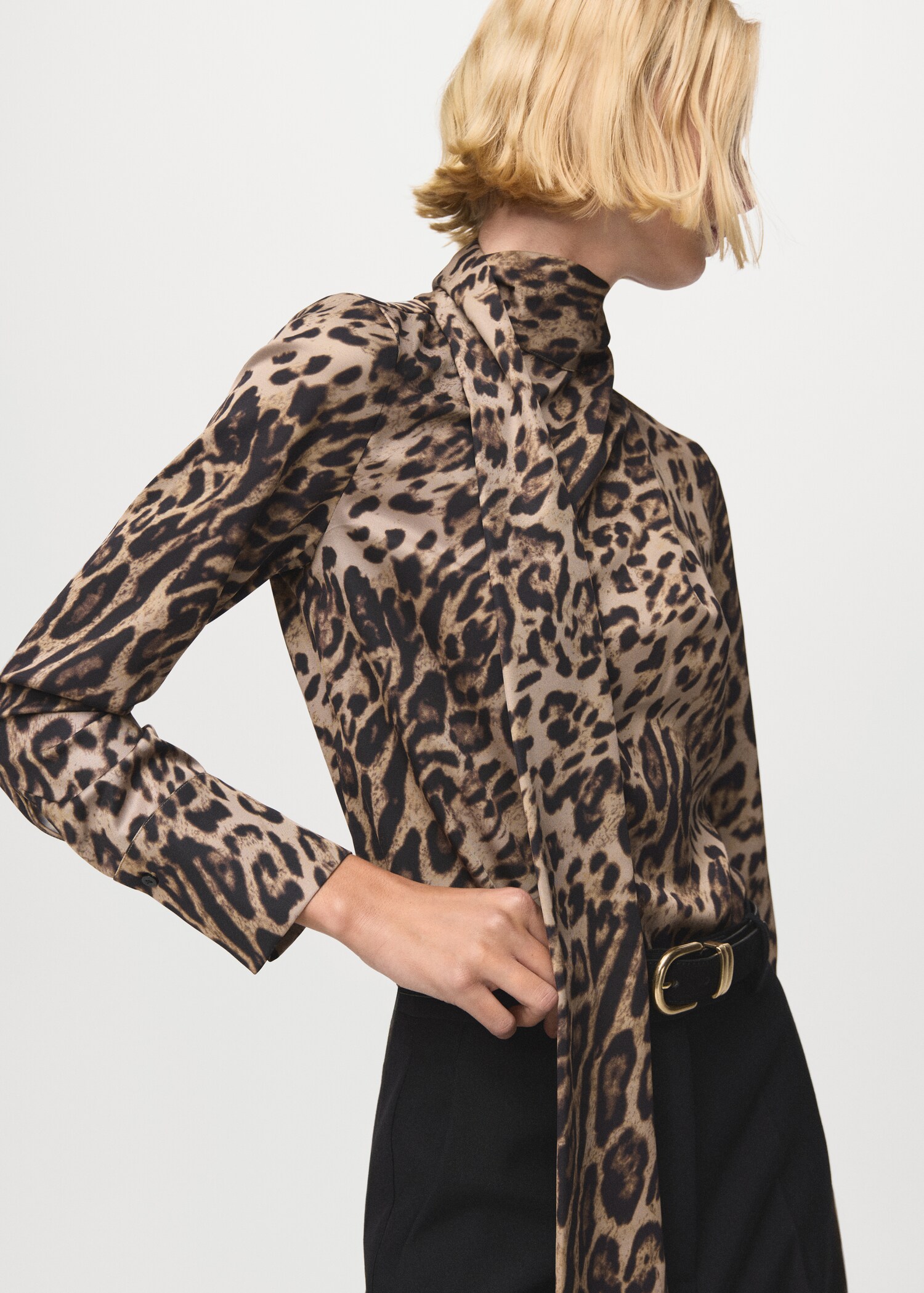 Blusa animal print fular - Plano medio