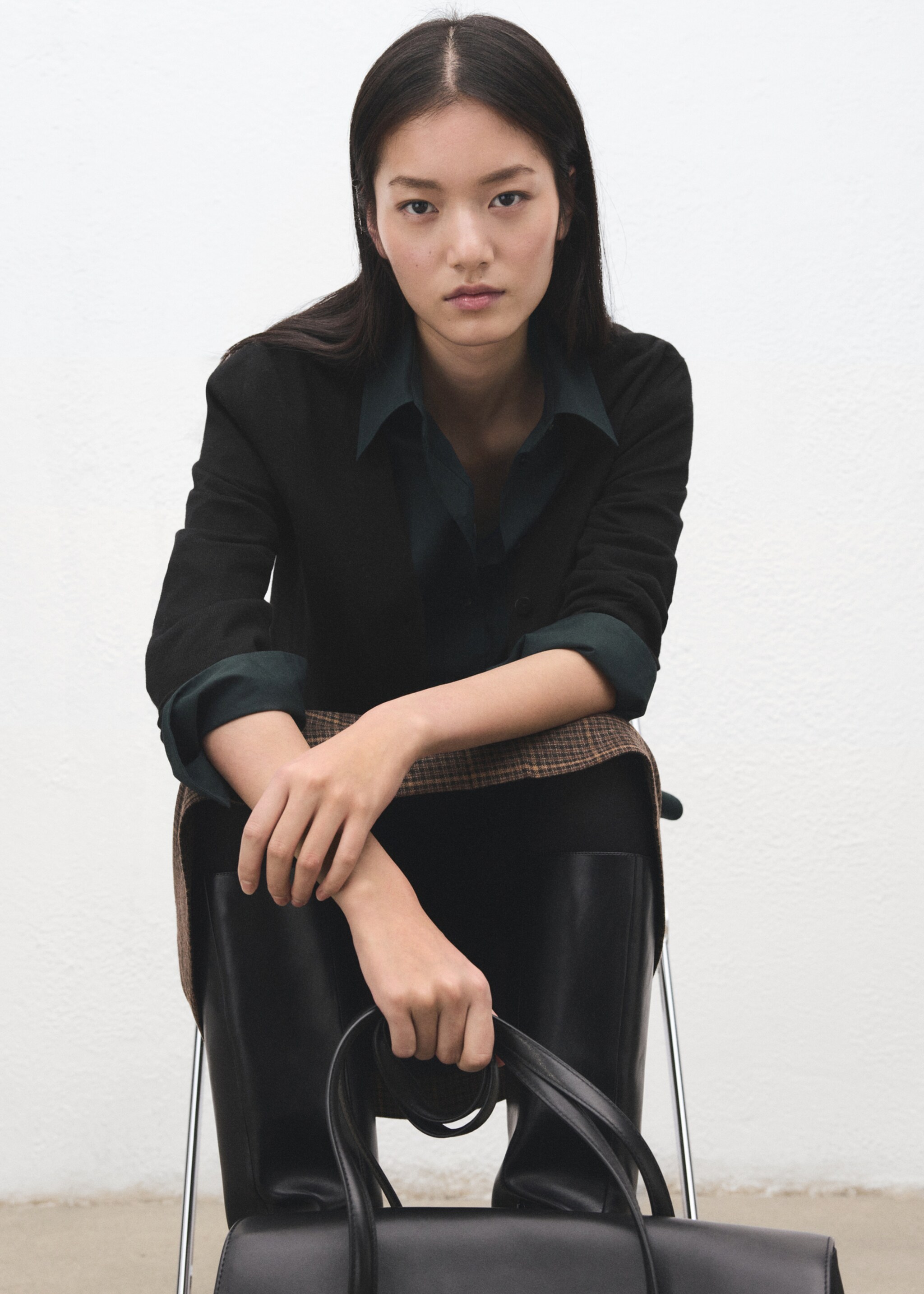 V-neck knitted cardigan - Details of the article 2, Black. Ref: 27081269-00.