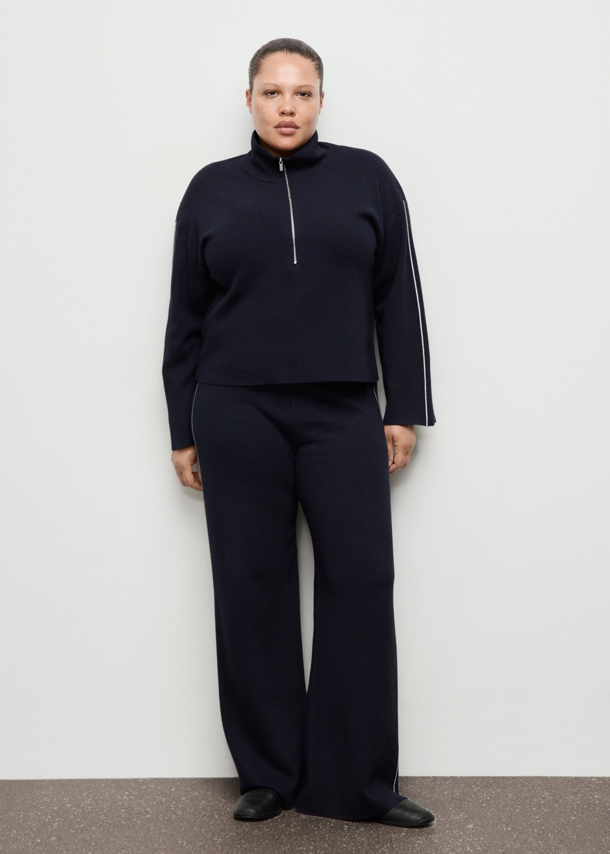 Contrast stripe straight trousers - Details of the article 3, Navy. Ref: 27081274-00.