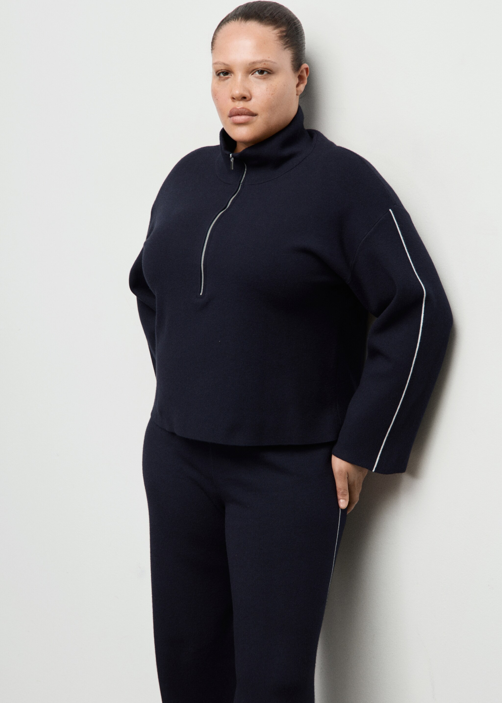 Contrast stripe straight trousers - Details of the article 5, Navy. Ref: 27081274-00.