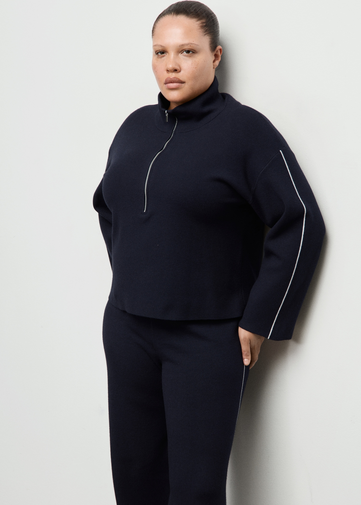 Contrast stripe straight trousers - Details of the article 5