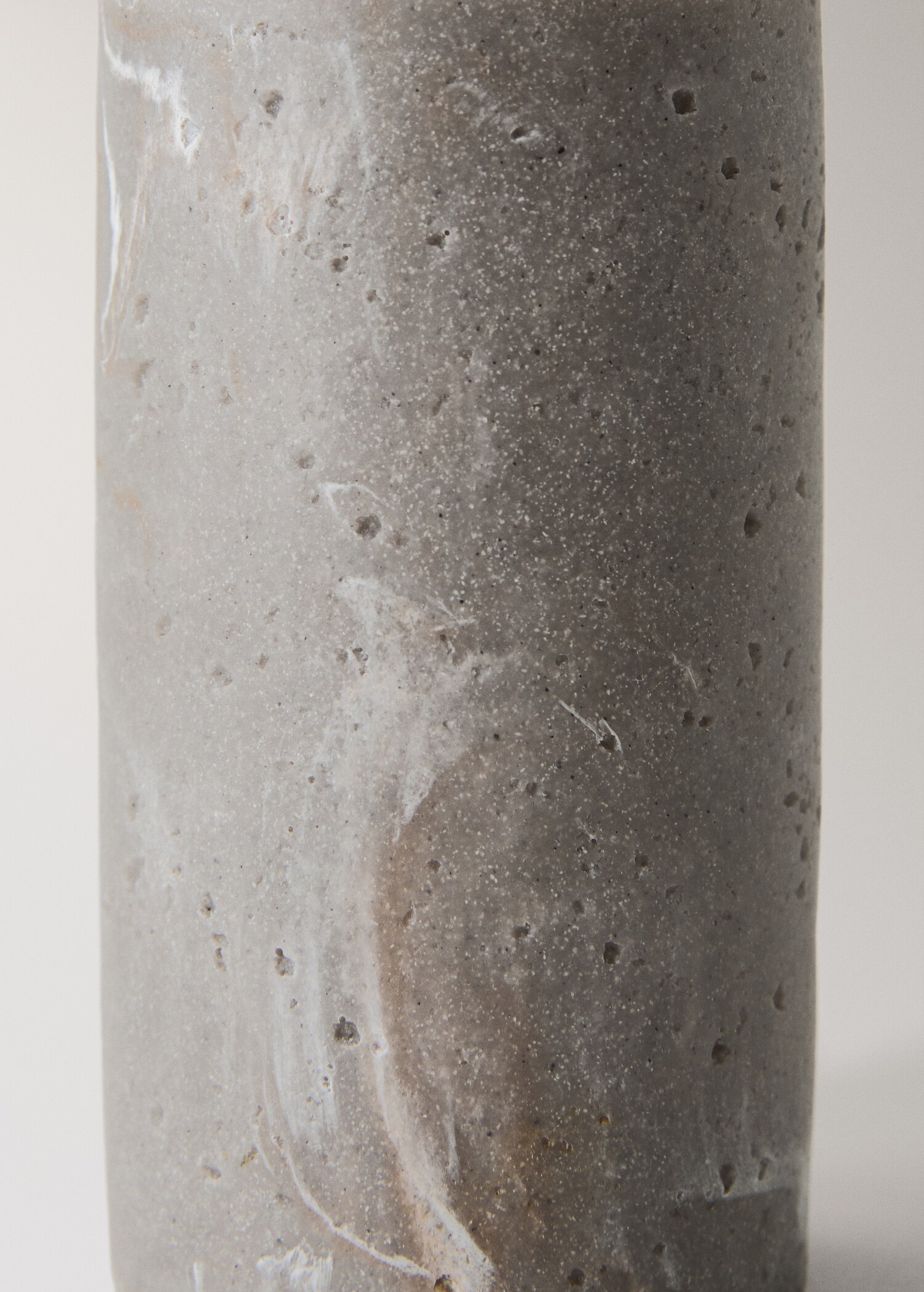 Travertine-effect resin soap dispenser - Details of the article 2