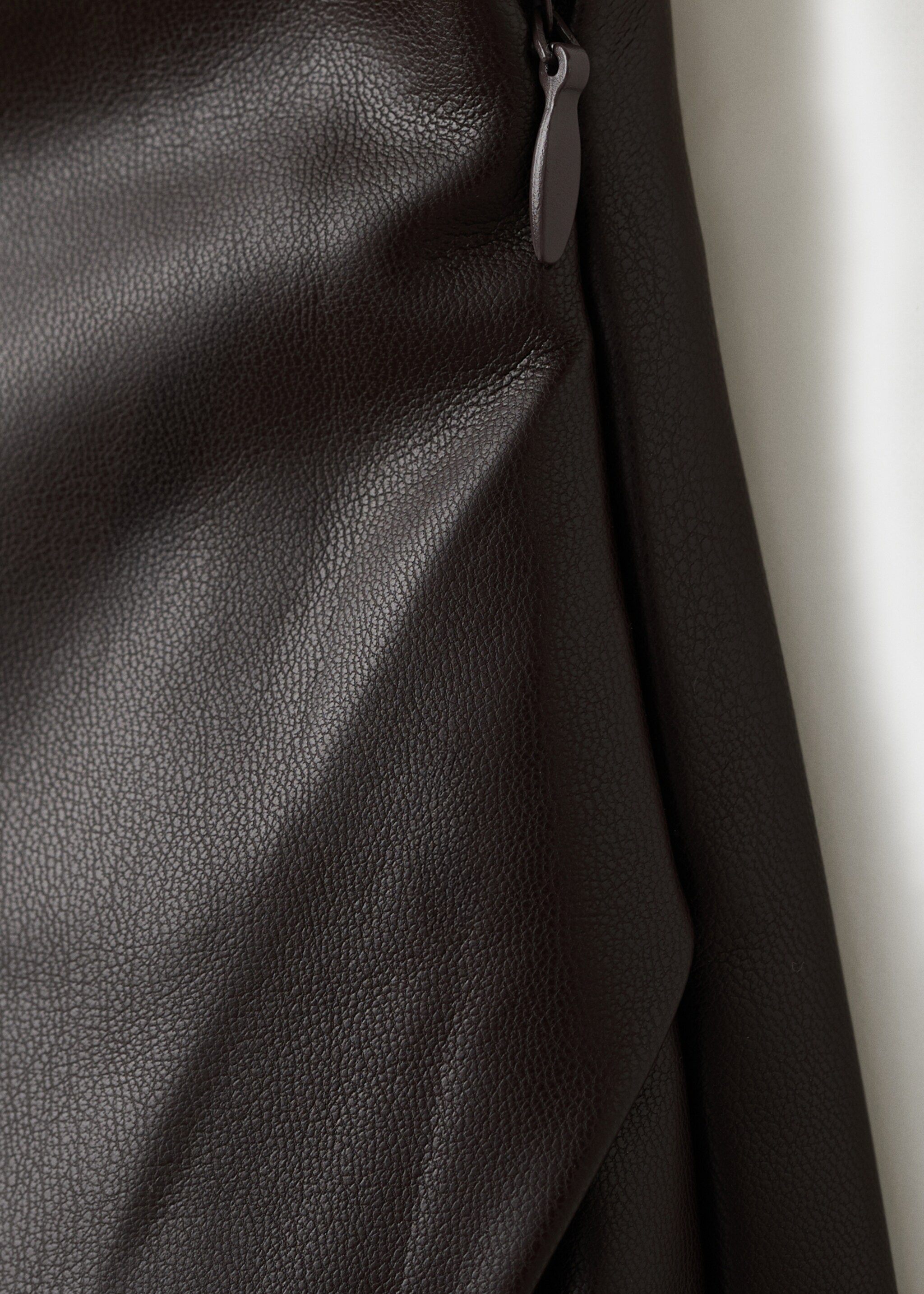 Faux-leather culottes - Details of the article 8, Chocolate. Ref: 27081301-00.