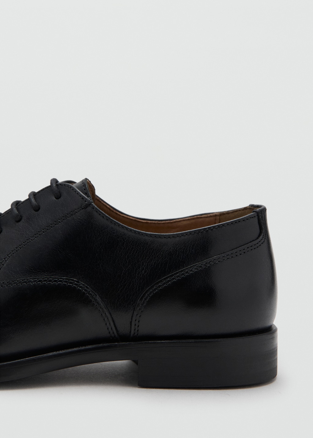 Oxford style leather shoe