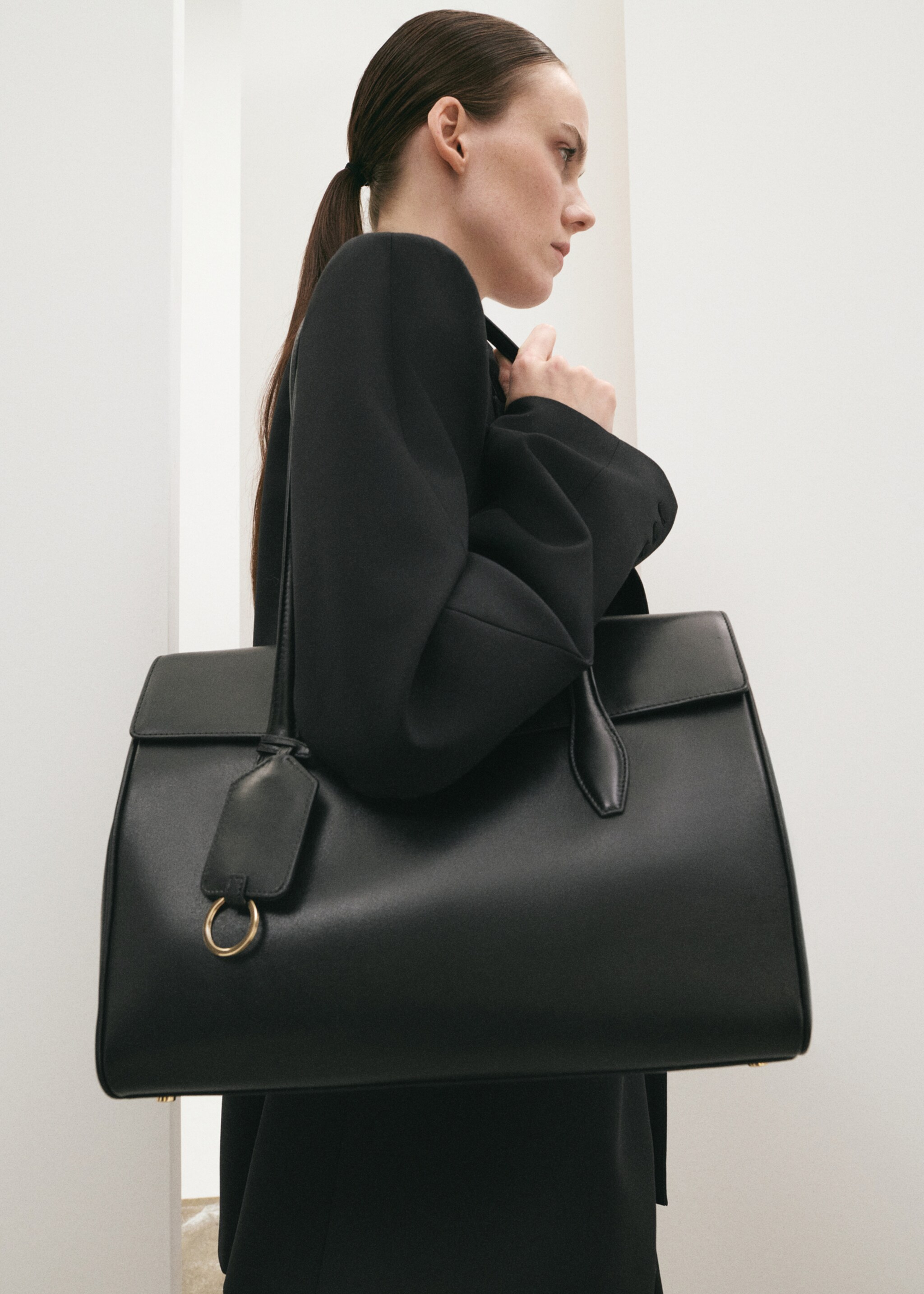 Leather shopper bag with charms - Medium plane, Black. Ref: 27081306-00.