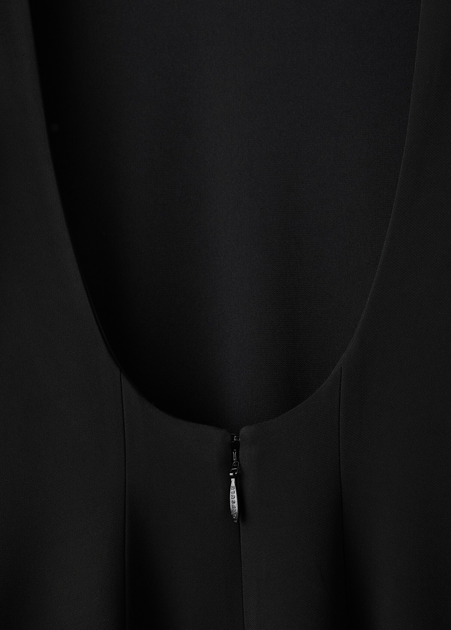 Open-back dress with flower cuffs - Details of the article 0