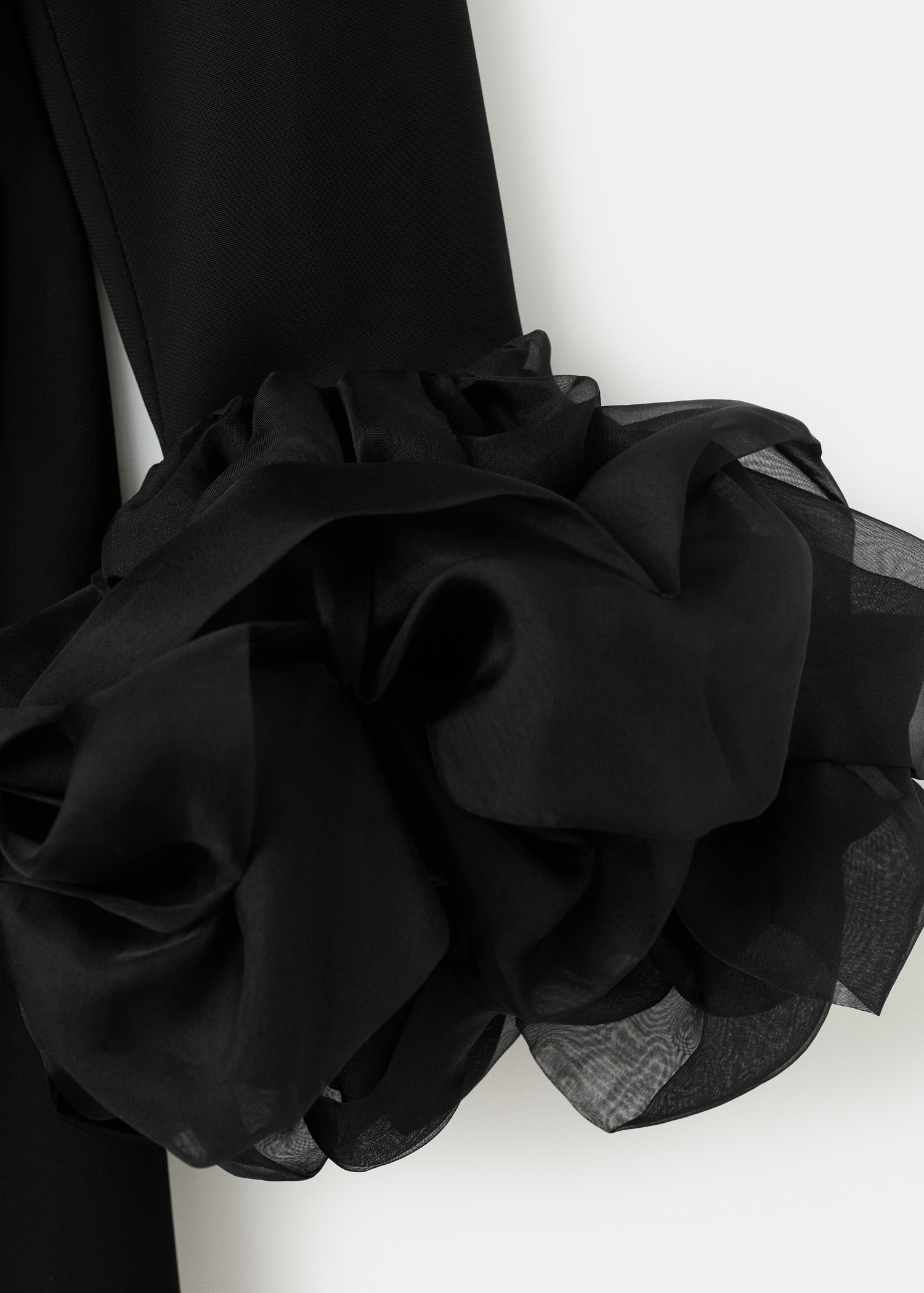 Open-back dress with flower cuffs - Details of the article 8