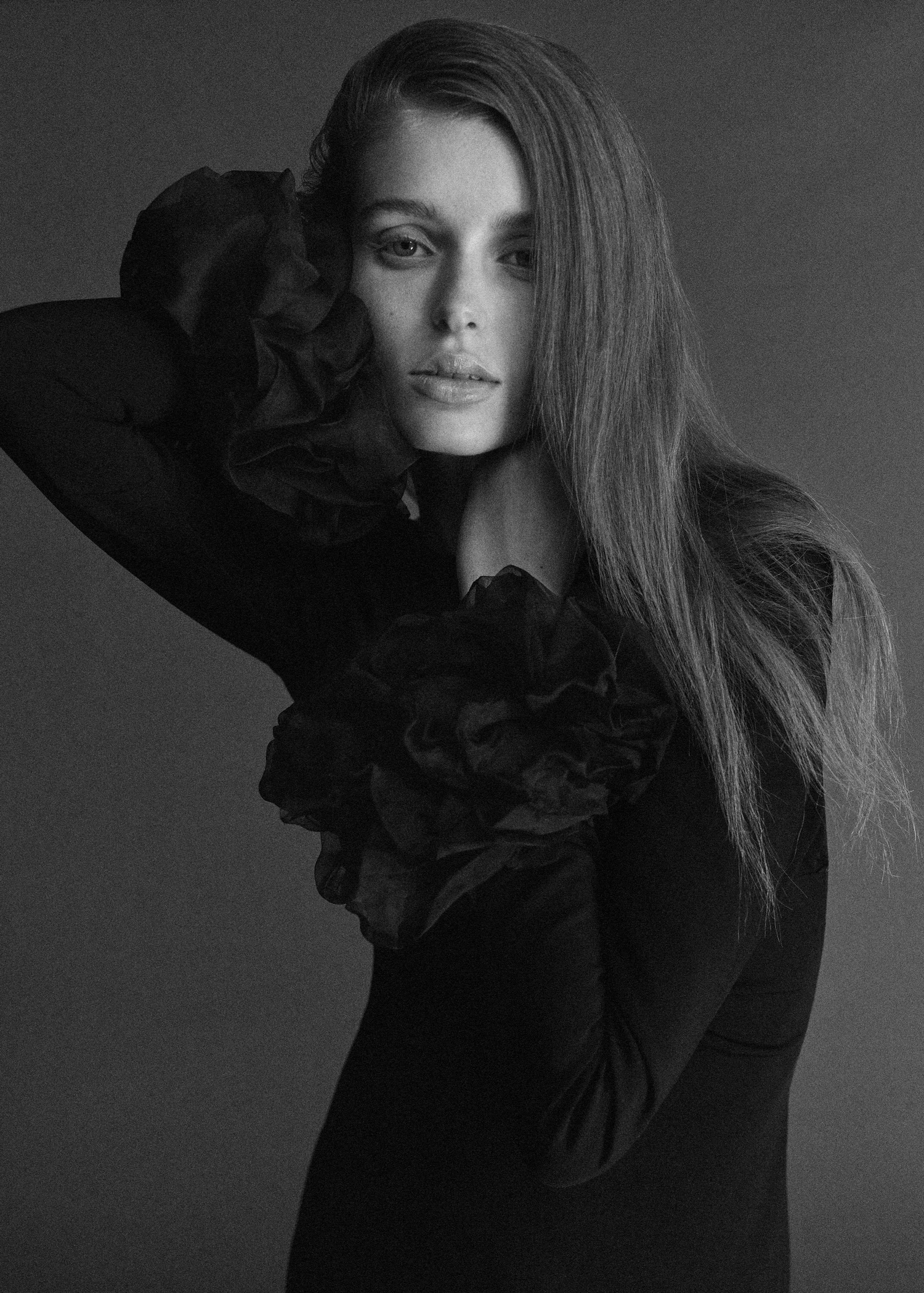 Open-back dress with flower cuffs - Reverse of the article