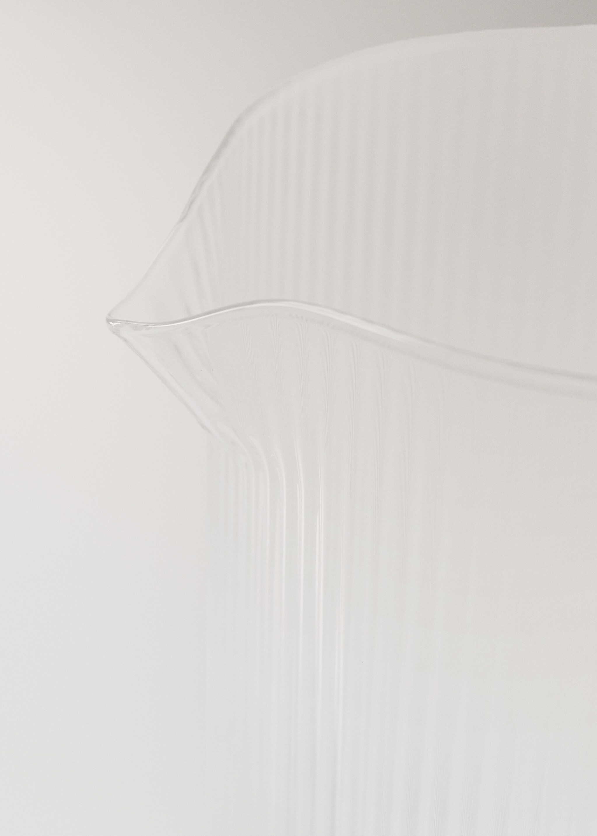 Borosilikat-Karaffe mit Linienrelief - Detail des Artikels 2, Eisgrau. Ref: 27081322-00.