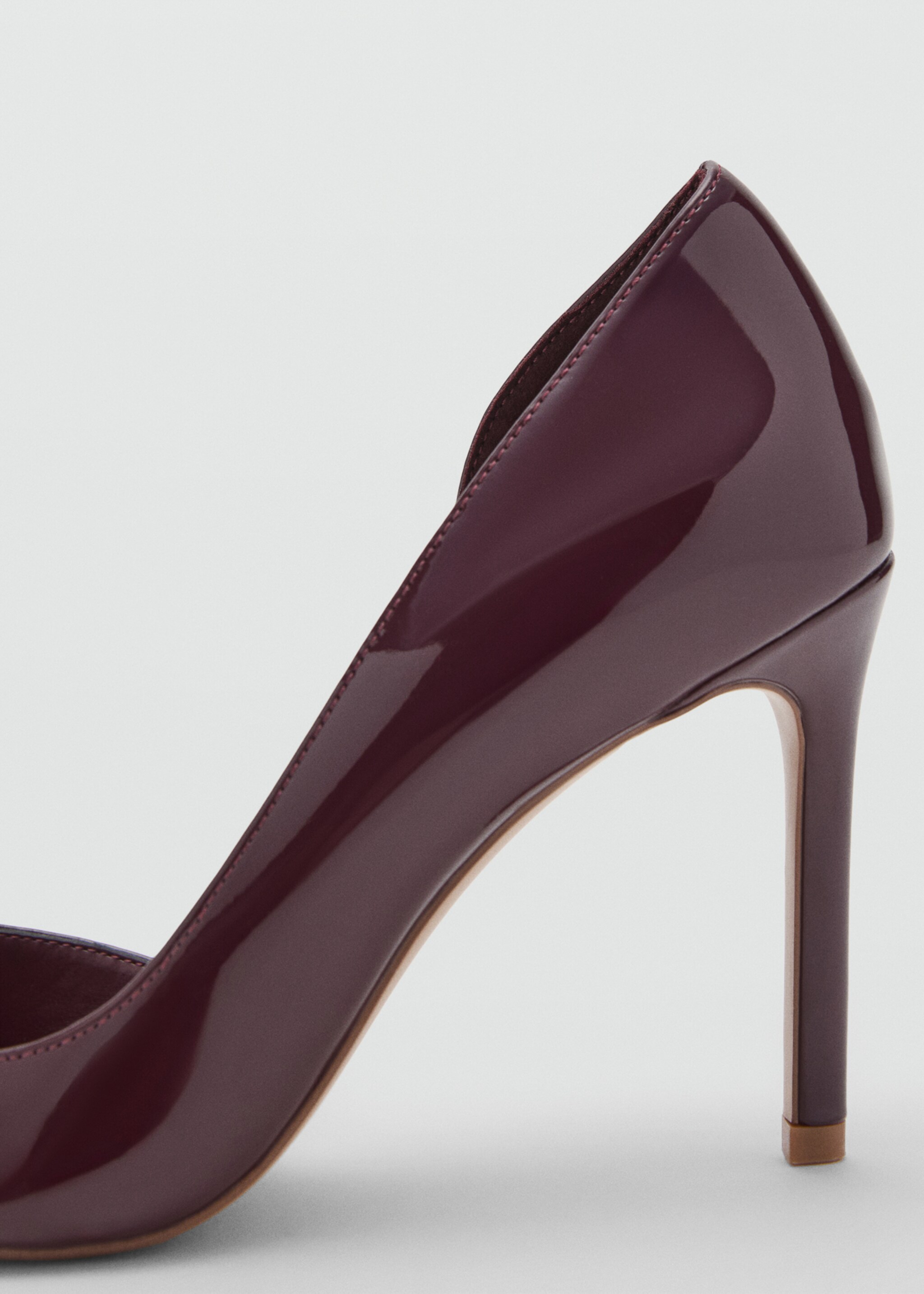 Asymmetrical patent leather court shoes - Details of the article 1, Burgundy. Ref: 27081333-00.