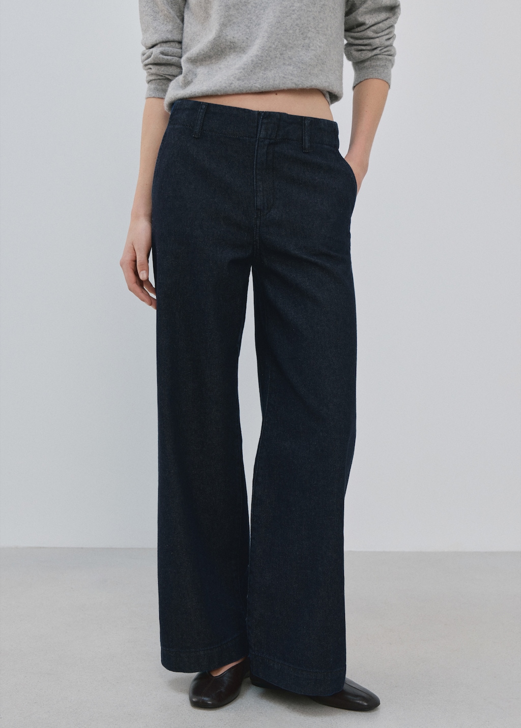 Wide leg mid-rise jeans
