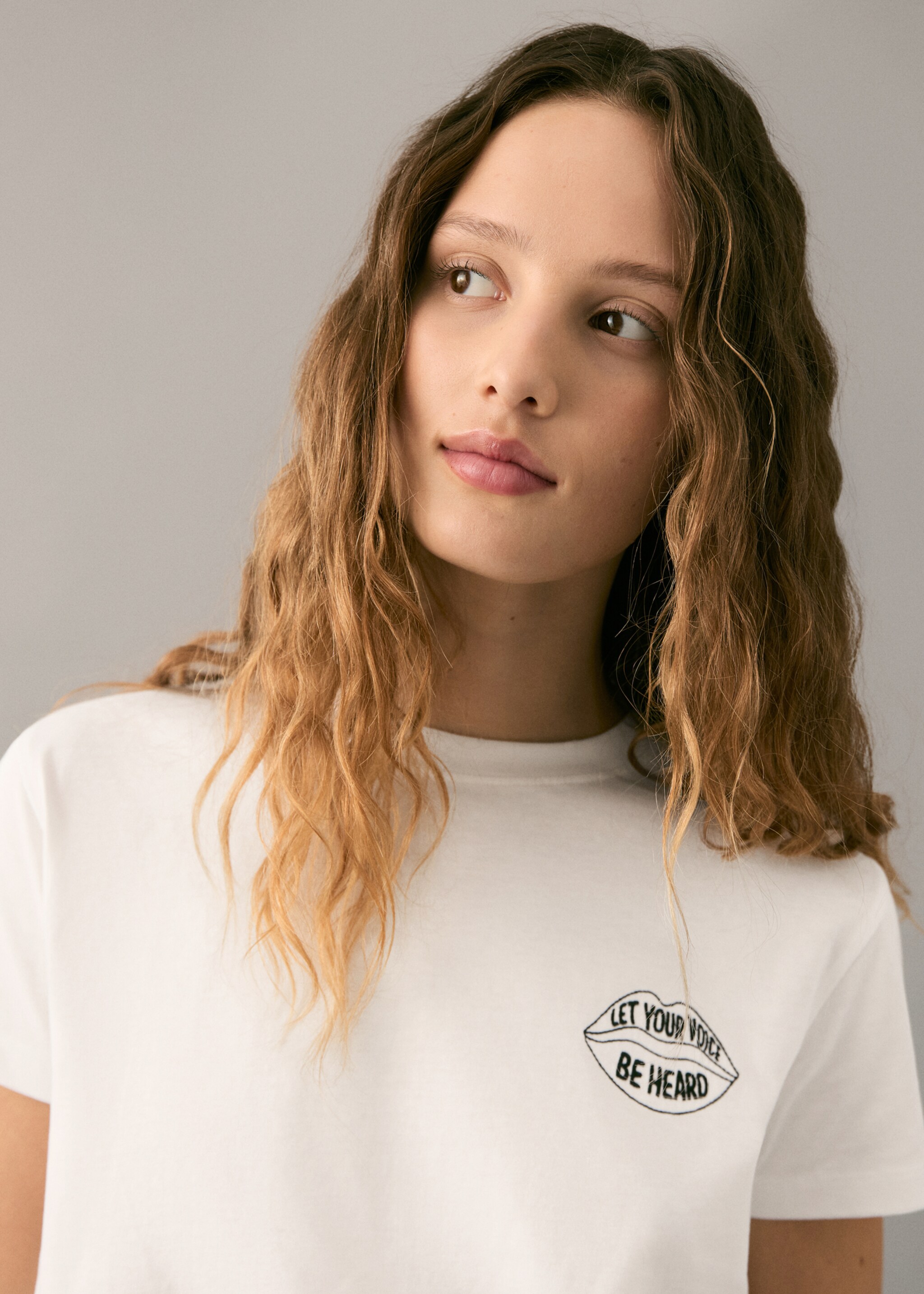Embroidered short-sleeved t-shirt - Details of the article 1, Off White. Ref: 27081514-00.