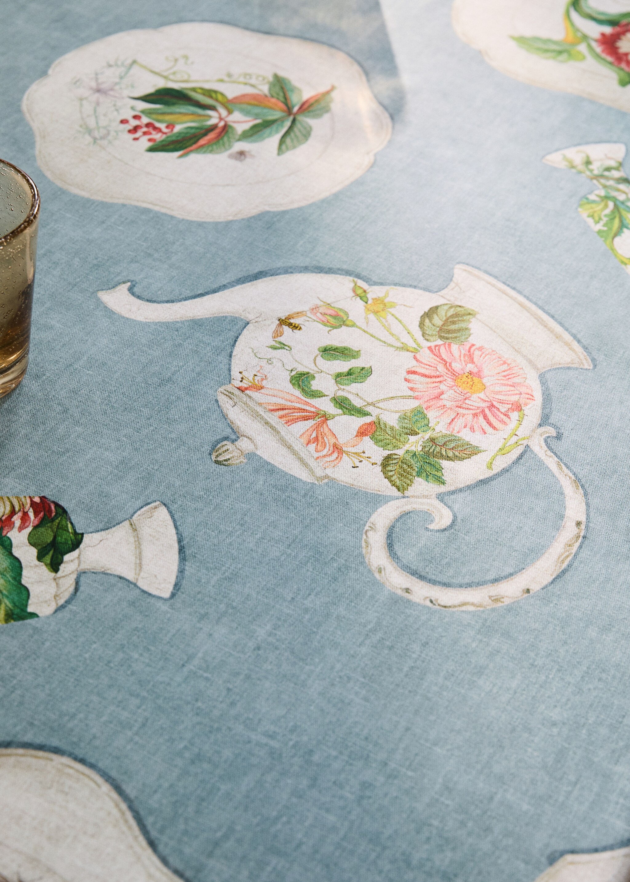 Cotton tablecloth with vintage porcelain elements for 2 to 4 diners - Details of the article 7, Ink Blue. Ref: 27081516-00.