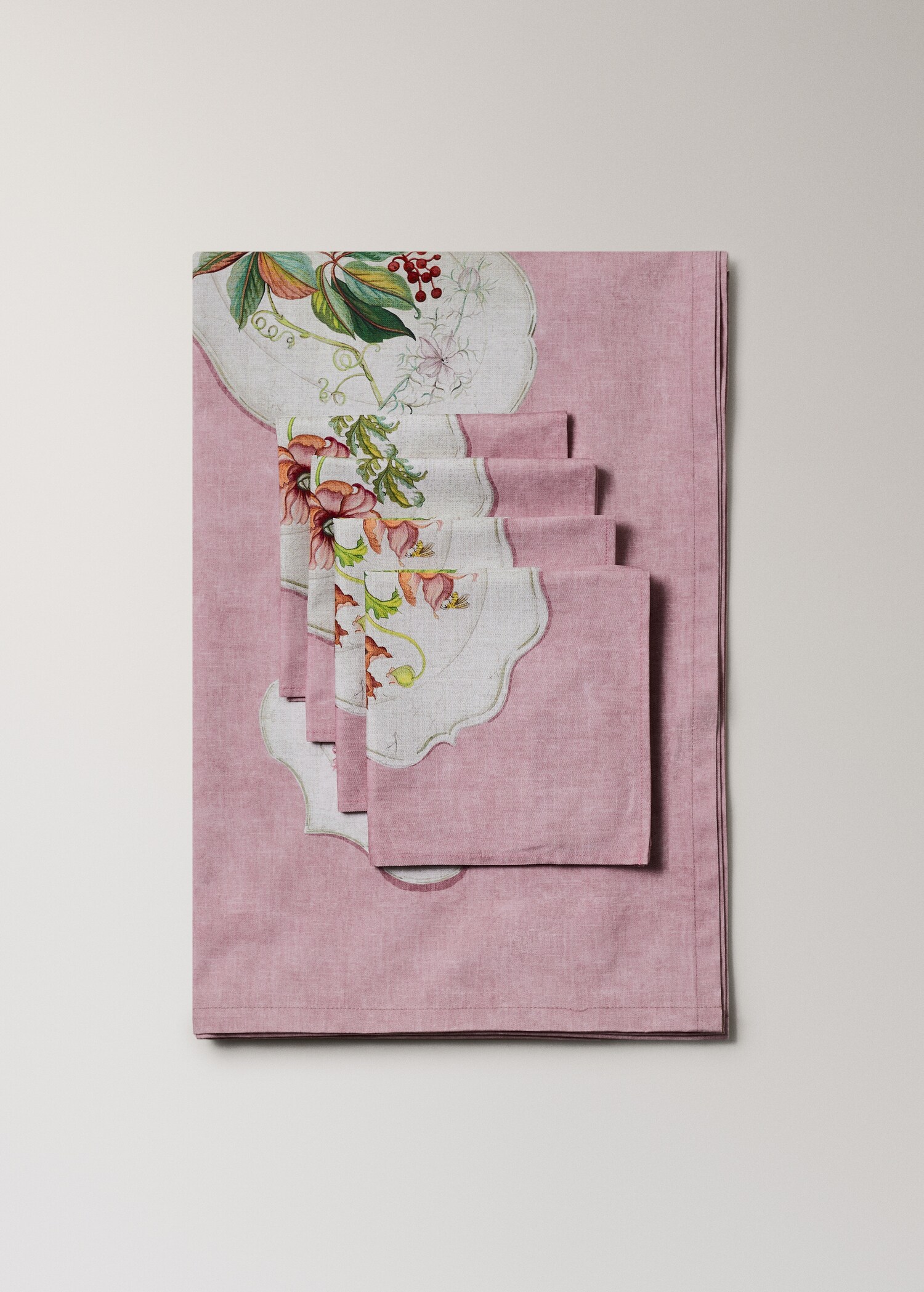 Cotton tablecloth with vintage porcelain elements for 2 to 4 diners - Details of the article 3