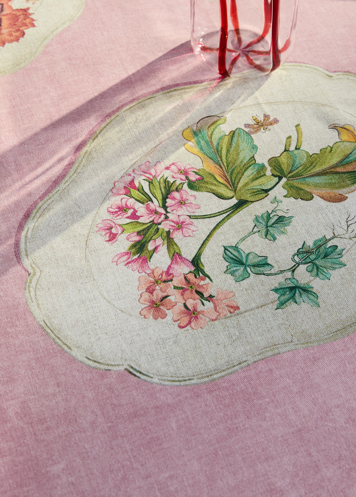 Cotton tablecloth with vintage porcelain elements for 2 to 4 diners - Details of the article 7