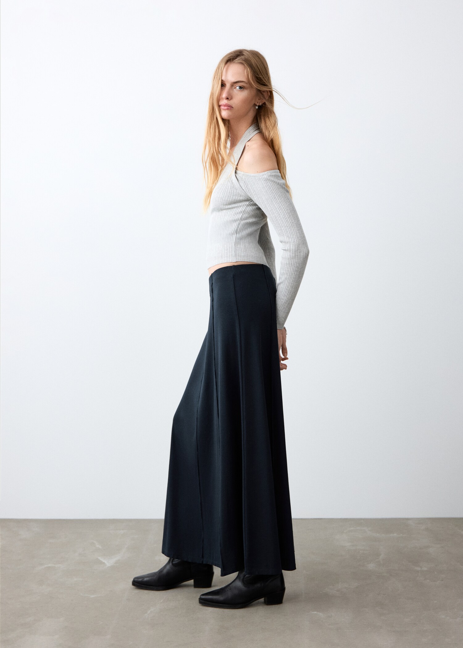Knitted long skirt with seam detail - Medium plane