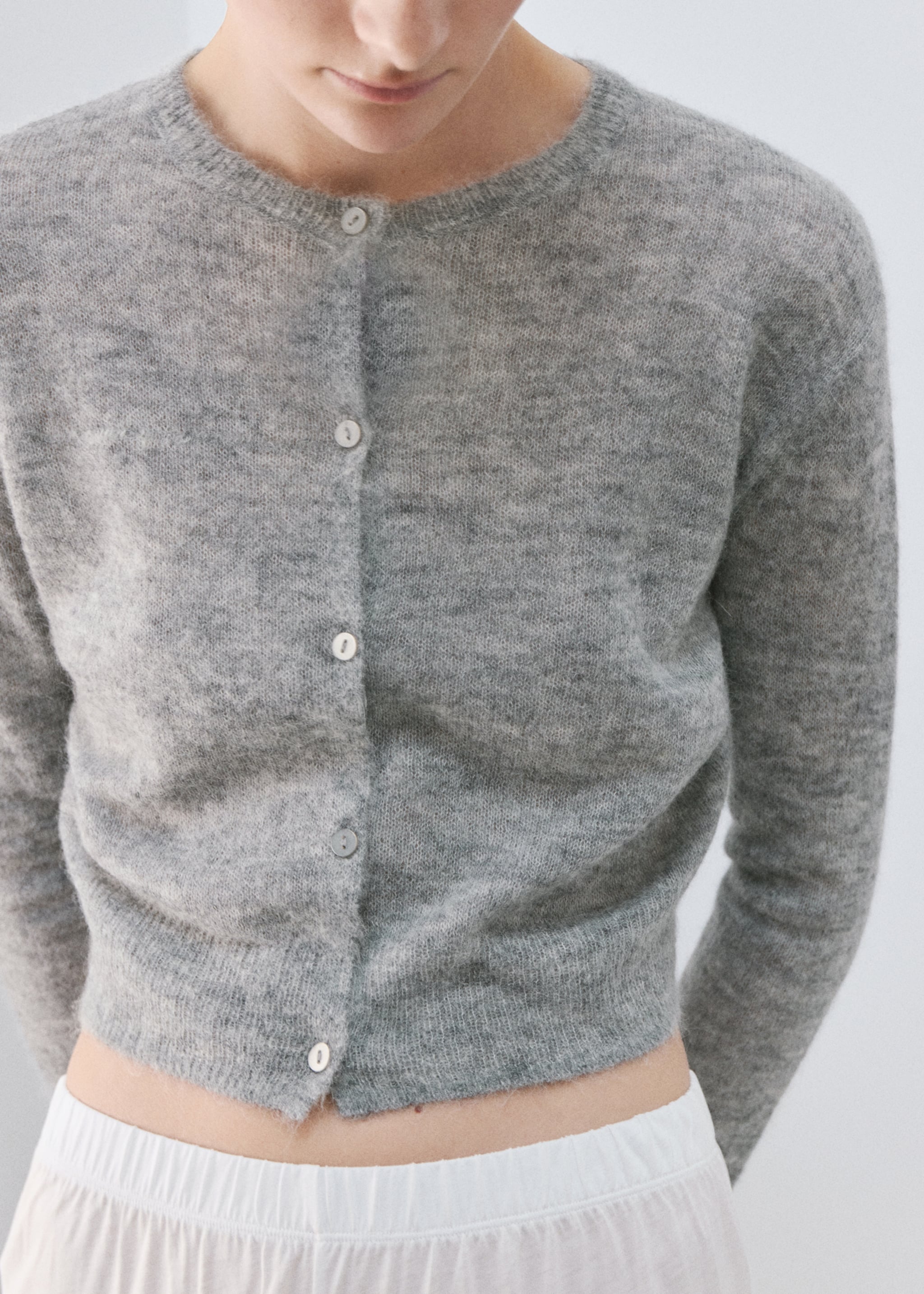 Short wool cardigan - Details of the article 6, Medium Heather Grey. Ref: 27081526-00.