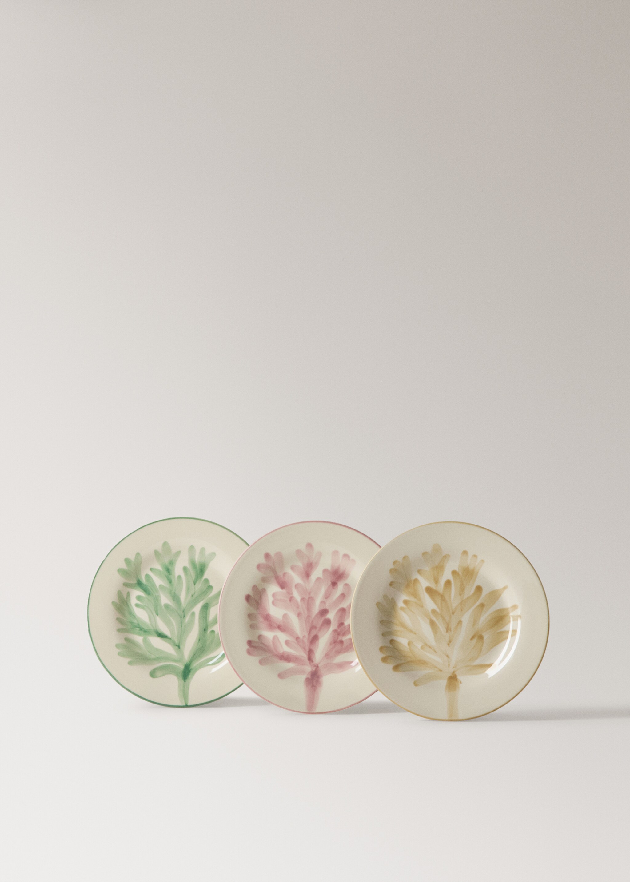 Stoneware dessert plate with floral design - Details of the article 3, Vanilla. Ref: 27081533-00.