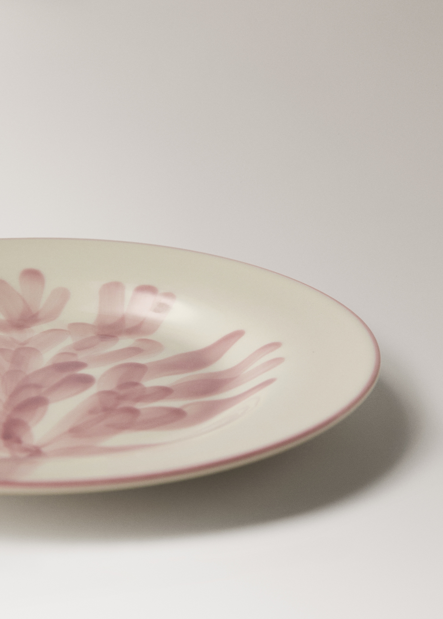 Stoneware dessert plate with floral design - Details of the article 2