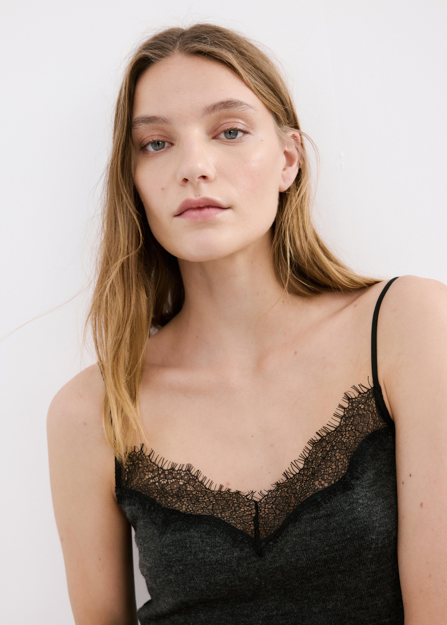 Haut avec décolleté en dentelle - Détail de l'article 1