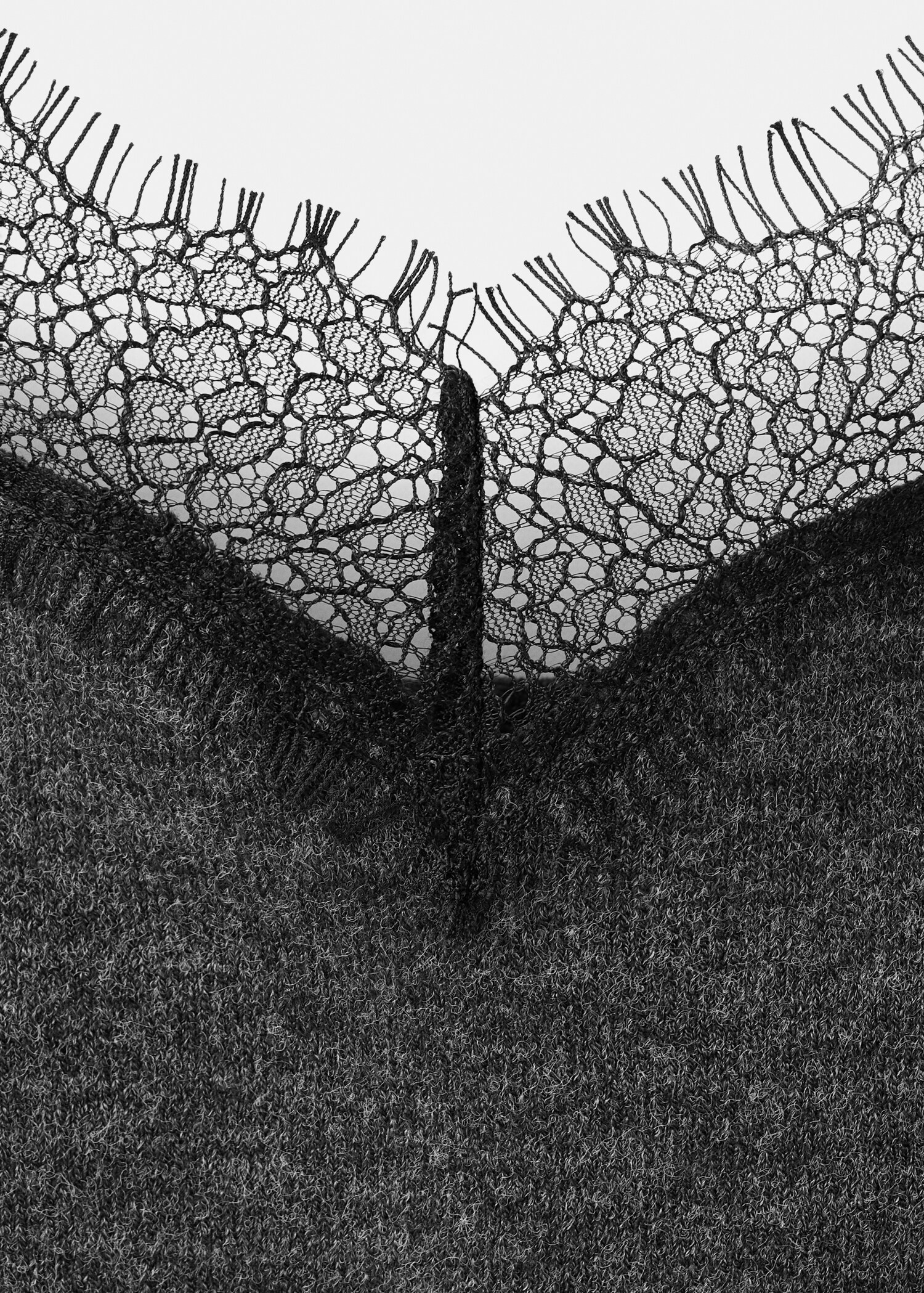 Haut avec décolleté en dentelle - Détail de l'article 8
