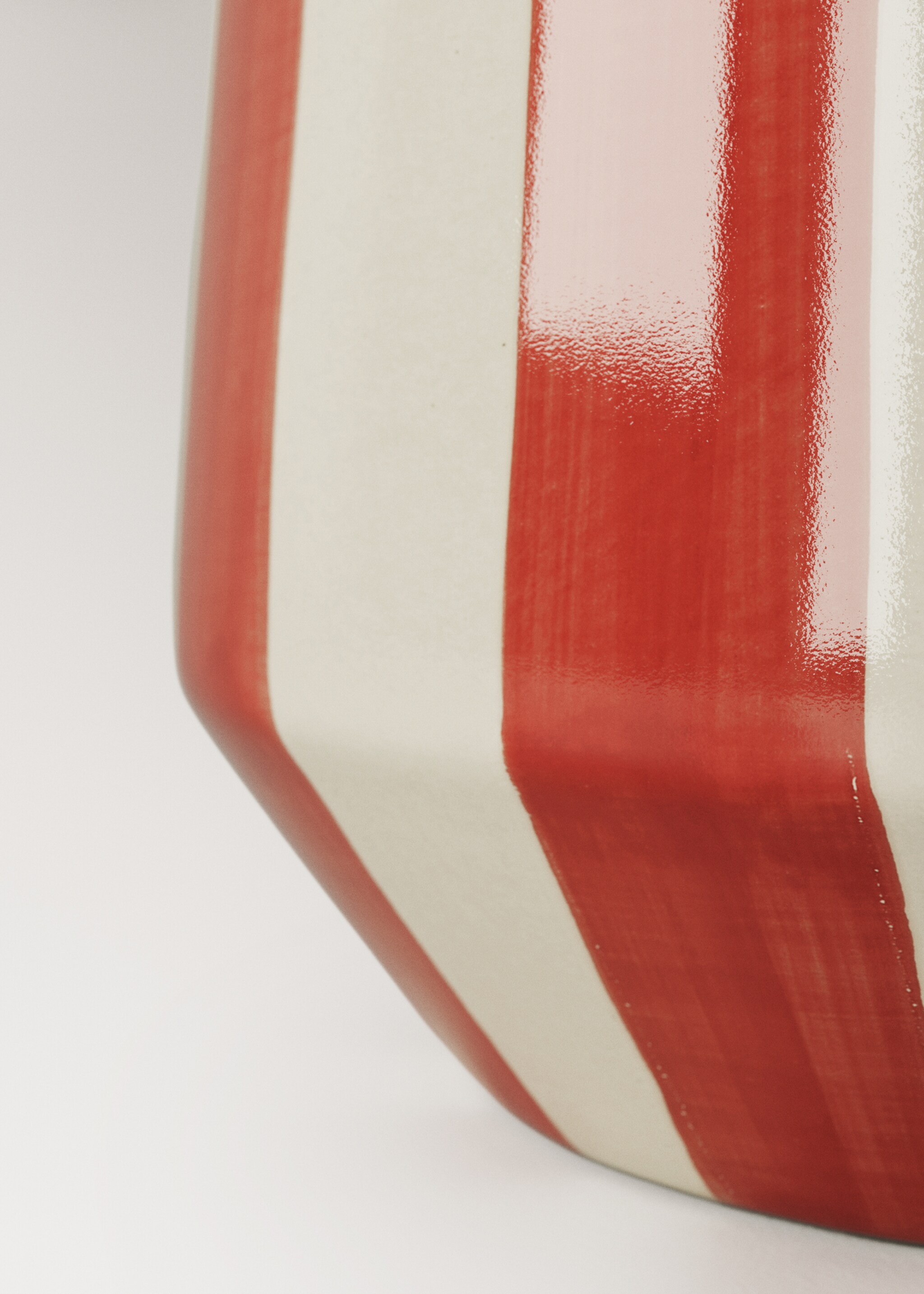 Hand-painted striped flowerpot - Details of the article 2, Red. Ref: 27081537-00.