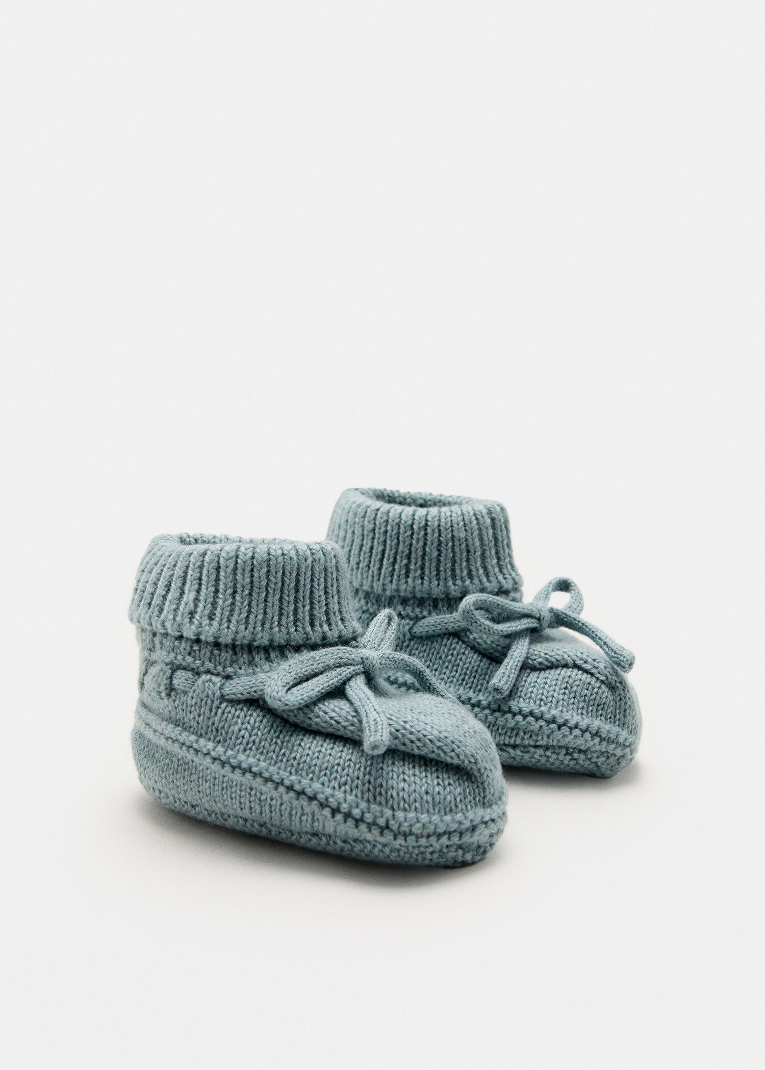 Gestrickte Babyschuhe mit Schleife - Rückseite des Artikels